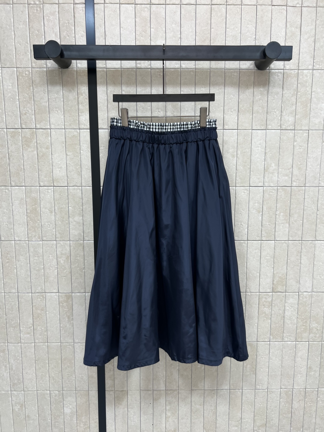 MIU家 25早秋新款 格纹双腰头尼龙半身裙 时髦复古 工装风休闲裙 A 字版型 裙身拉链设计 可拉开两