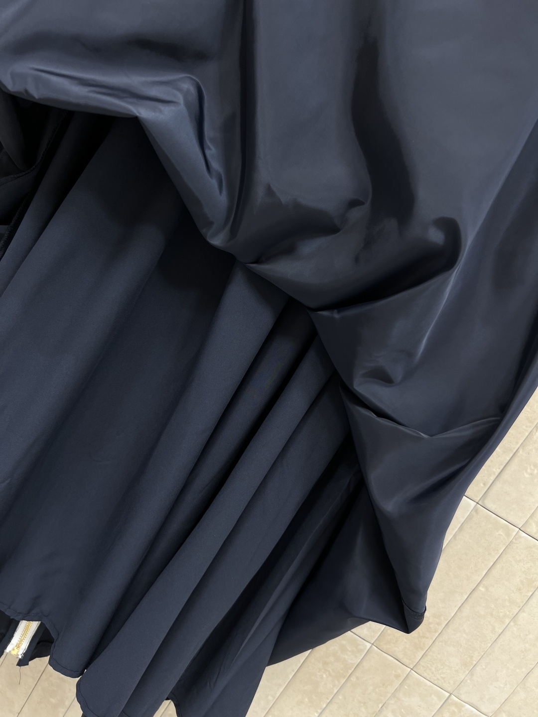 MIU家 25早秋新款 格纹双腰头尼龙半身裙 时髦复古 工装风休闲裙 A 字版型 裙身拉链设计 可拉开两