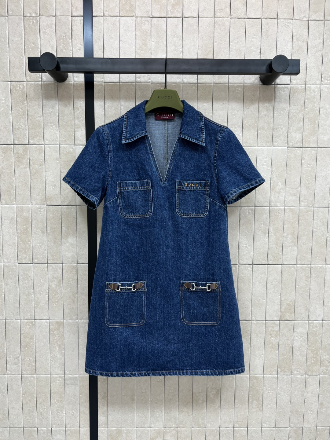 NO:465164,G Home 25 early autumn new V-neck denim dress Simple temperament As a classic element of the brand, durable and versatile, the overall design reflects exquisite tailoring craftsmanship, perfectly hiding meat in summer, retro denim washing, thinner fabric, good comfort, the upper body reduces age and brings a sense of handsomeness, whether it is shopping or party, it is the focus of the crowd, one color, three codes Size/S-M-L,, gucci, skirts, alexander wang19860909G家 25早秋新款 V领牛仔连衣裙 简约气质 作为品牌经典元素 耐看又百搭 整体设计体现精湛的剪裁工艺 夏天完美藏肉 洗水复古牛仔 比较薄的面料 舒适度很好 上身减龄时髦自带帅气感无论是逛街打卡还是聚会都是人群中的焦点 一色三码 Size/S-M-L,,gucci,skirts,alexander wang,Women's clothing