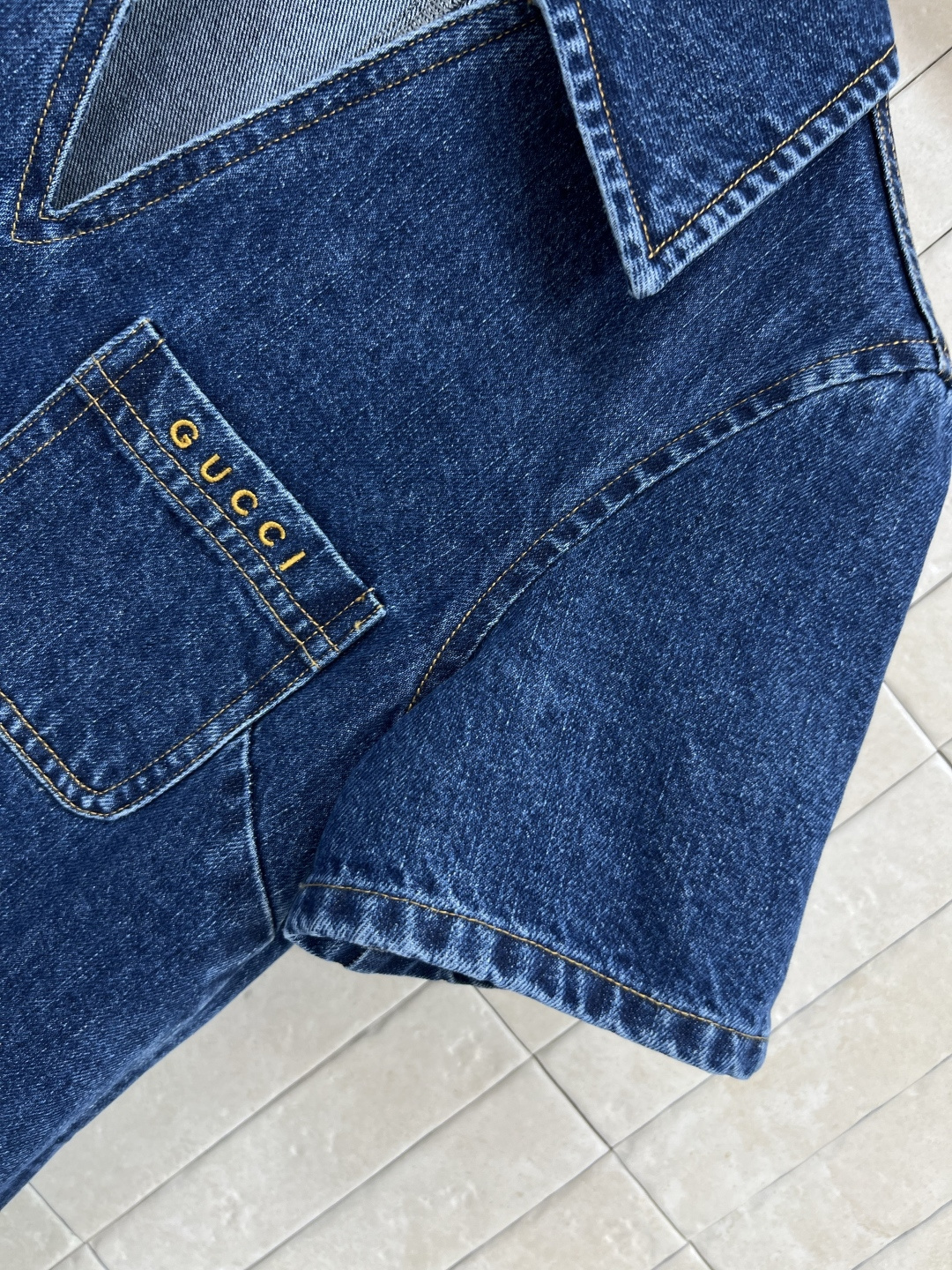 G家 25早秋新款 V领牛仔连衣裙  简约气质  作为品牌经典元素 耐看又百搭 整体设计体现精湛的剪裁工