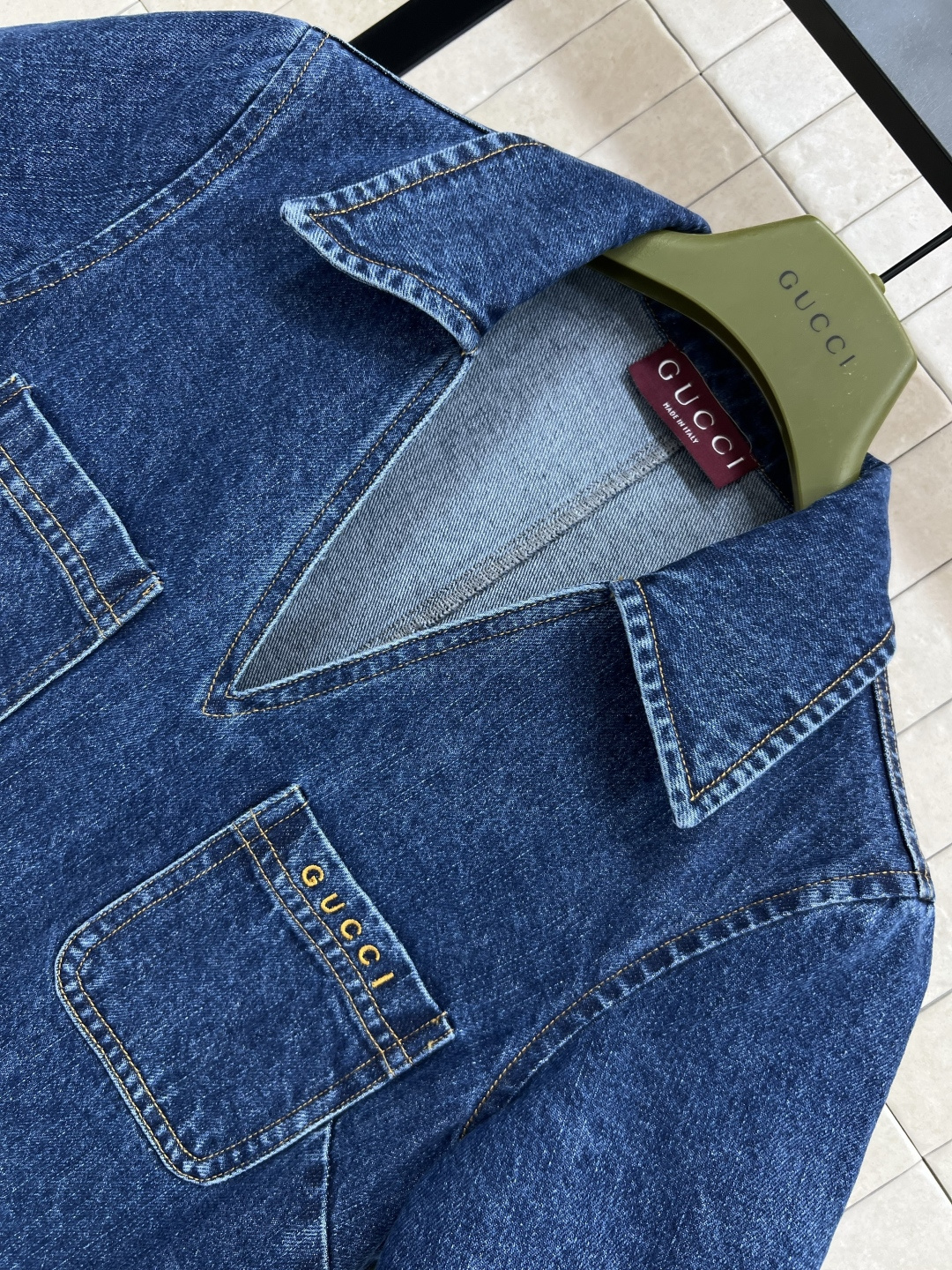 G家 25早秋新款 V领牛仔连衣裙  简约气质  作为品牌经典元素 耐看又百搭 整体设计体现精湛的剪裁工