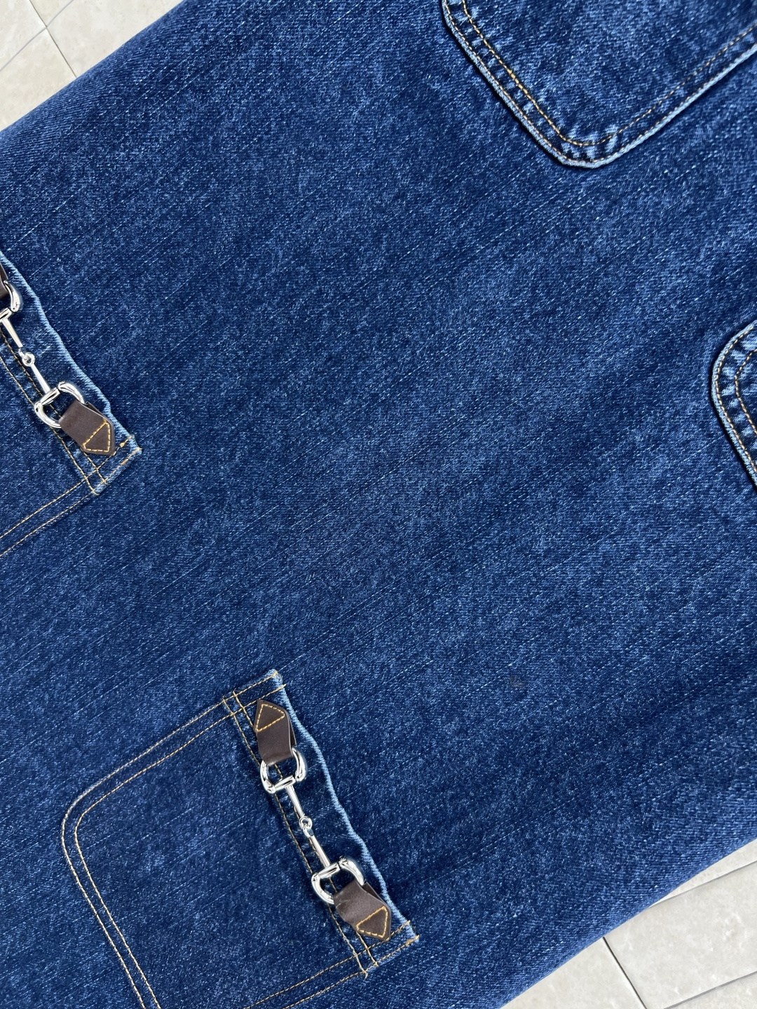 G家 25早秋新款 V领牛仔连衣裙  简约气质  作为品牌经典元素 耐看又百搭 整体设计体现精湛的剪裁工