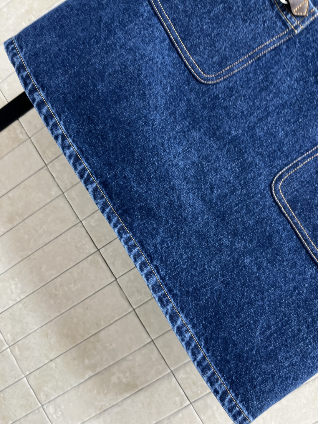 G家 25早秋新款 V领牛仔连衣裙  简约气质  作为品牌经典元素 耐看又百搭 整体设计体现精湛的剪裁工