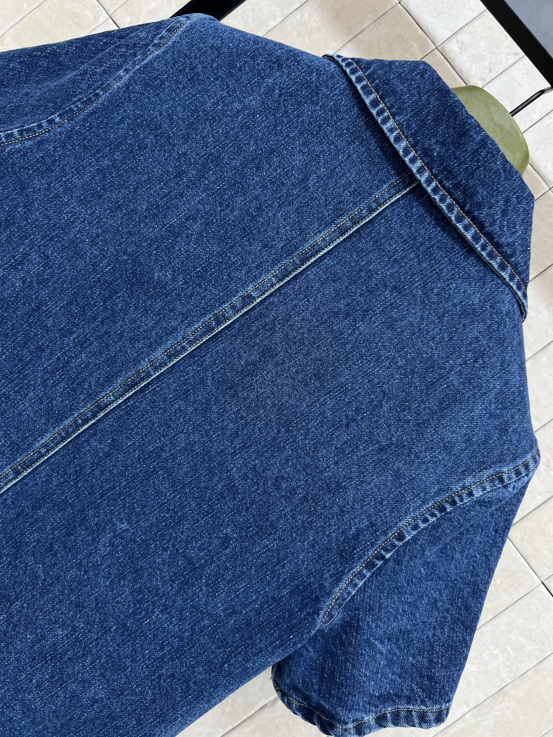 G家 25早秋新款 V领牛仔连衣裙  简约气质  作为品牌经典元素 耐看又百搭 整体设计体现精湛的剪裁工