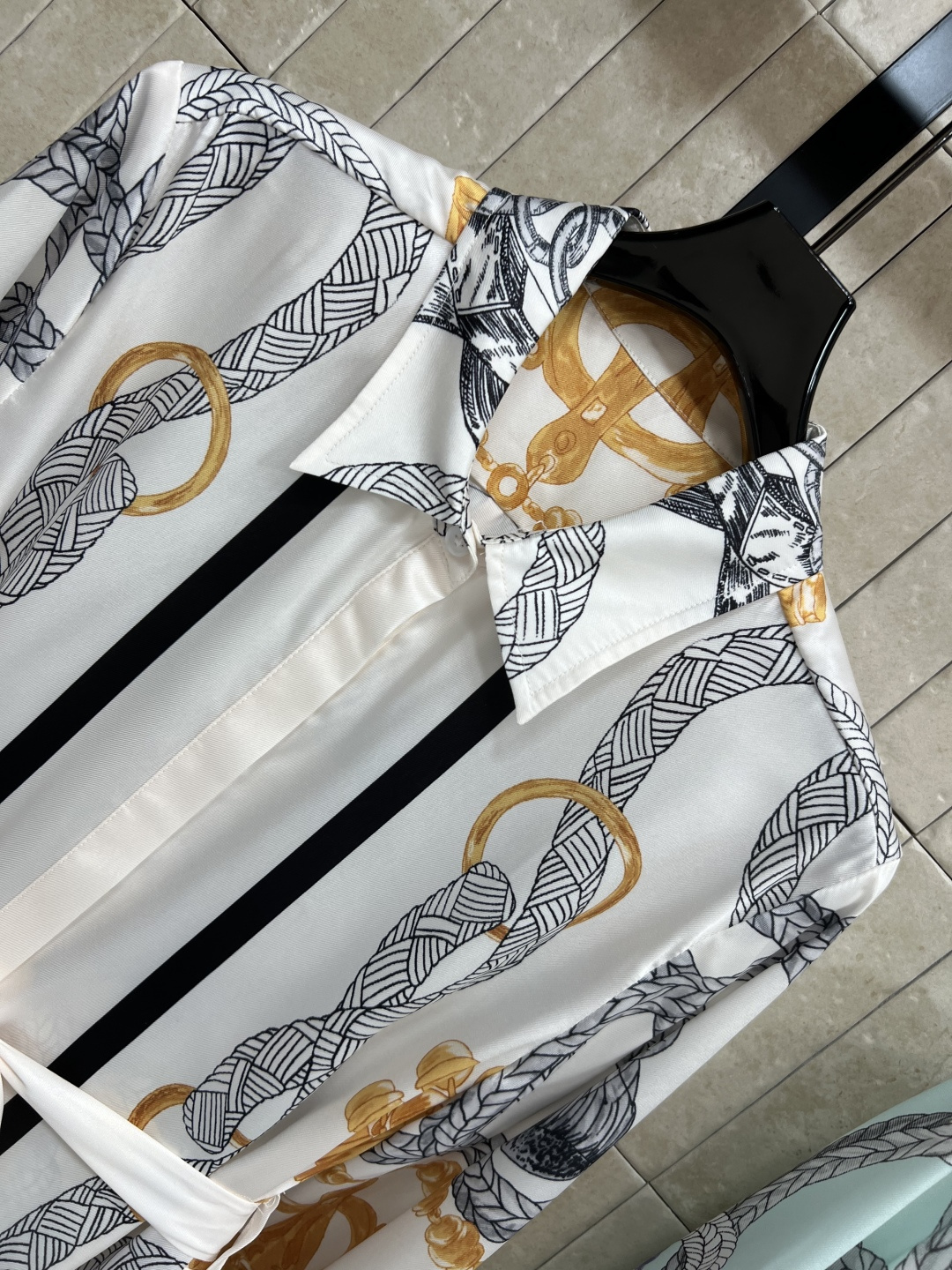 L家 25早秋新款 绳索印花图案腰带衬衣裙 今年最新图案 复古感满满的 翻领衬衣裙 宽松版型随意驾驭 本