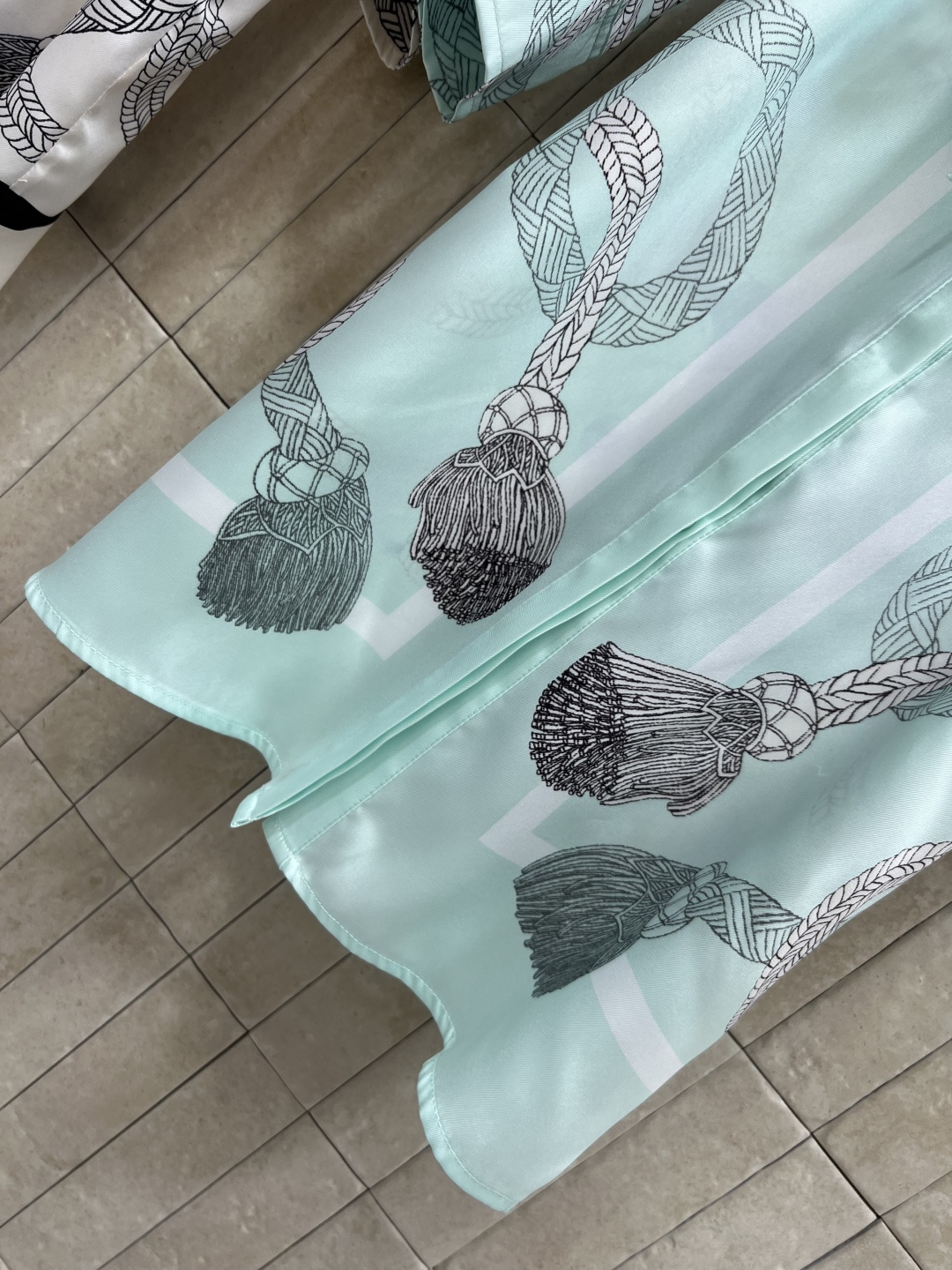 L家 25早秋新款 绳索印花图案腰带衬衣裙 今年最新图案 复古感满满的 翻领衬衣裙 宽松版型随意驾驭 本