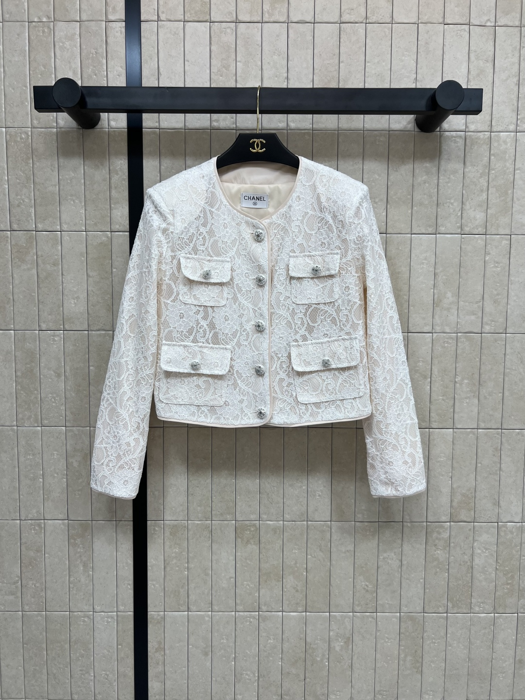 NO:466907,Xiaoxiangjia 25 early autumn new lace round neck jacket, classic basic style versatile and not picky, rhinestone button embellishment, beautiful and practical, high-quality textured fabric, soft and comfortable, the upper body is full of temperament and goddess feeling, full of dignity and elegance, all wearing occasions, the lace design is simply the existence of white moonlight, with shoulder pad design, easy to have right-angle shoulders, important occasions for dates are OK Size/36-38-40,,chanel, jackets & coats,alexander wang19860909小香家 25早秋新款 蕾丝圆领外套 经典基础版型百搭不挑人 水钻纽扣点缀 多口袋美观实用 高级有质感的面料 软糯舒适 上身就是满满的气质女神感 任何场合穿都是满满的端庄优雅 满身的蕾丝设计 简直就是白月光的存在 带有垫肩设计 轻松拥有直角肩 约会重要场合都很OK Size/36-38-40,,chanel,jackets & coats,alexander wang,Women's clothing