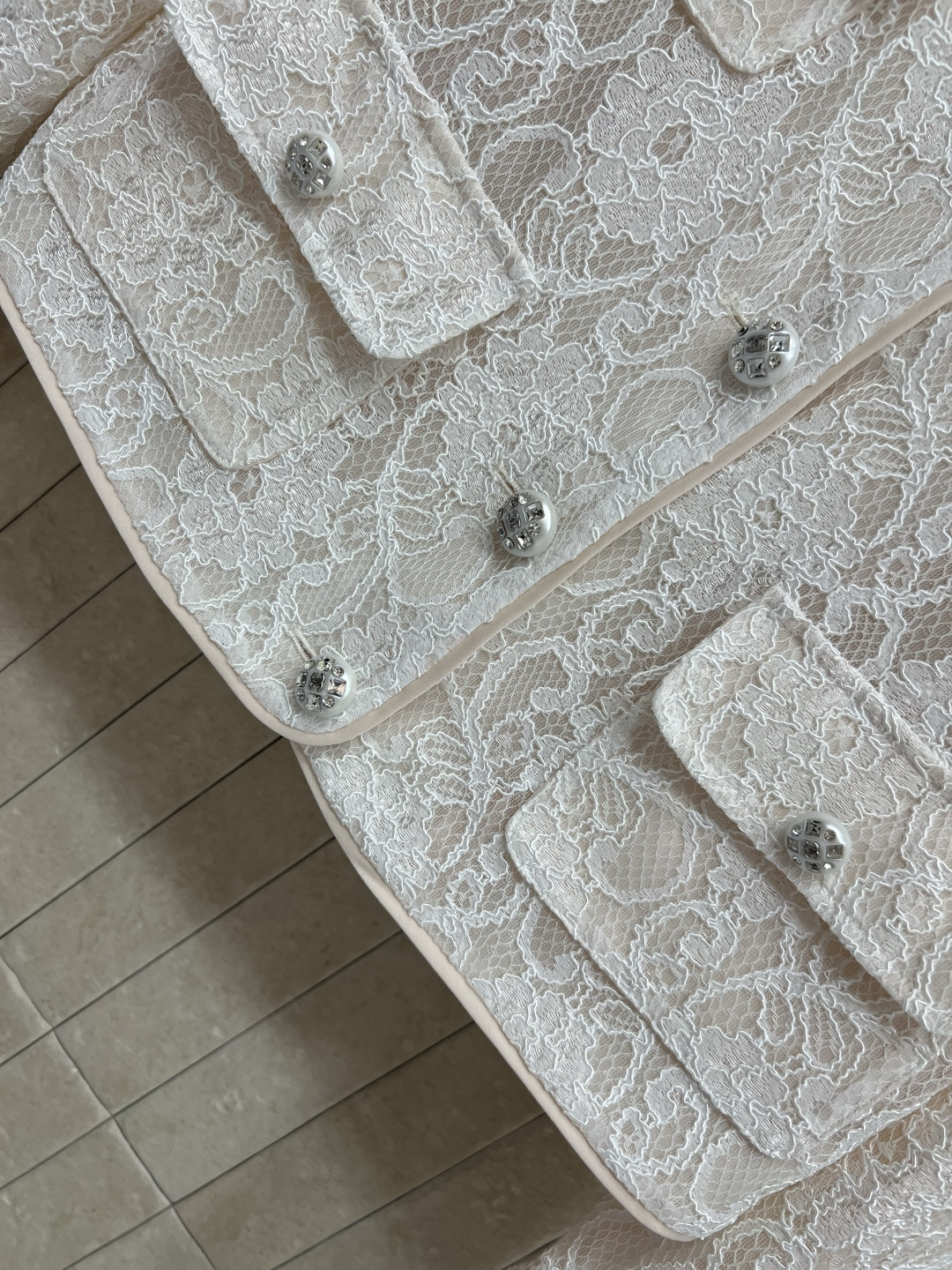 小香家 25早秋新款 蕾丝圆领外套  经典基础版型百搭不挑人  水钻纽扣点缀 多口袋美观实用  高级有质