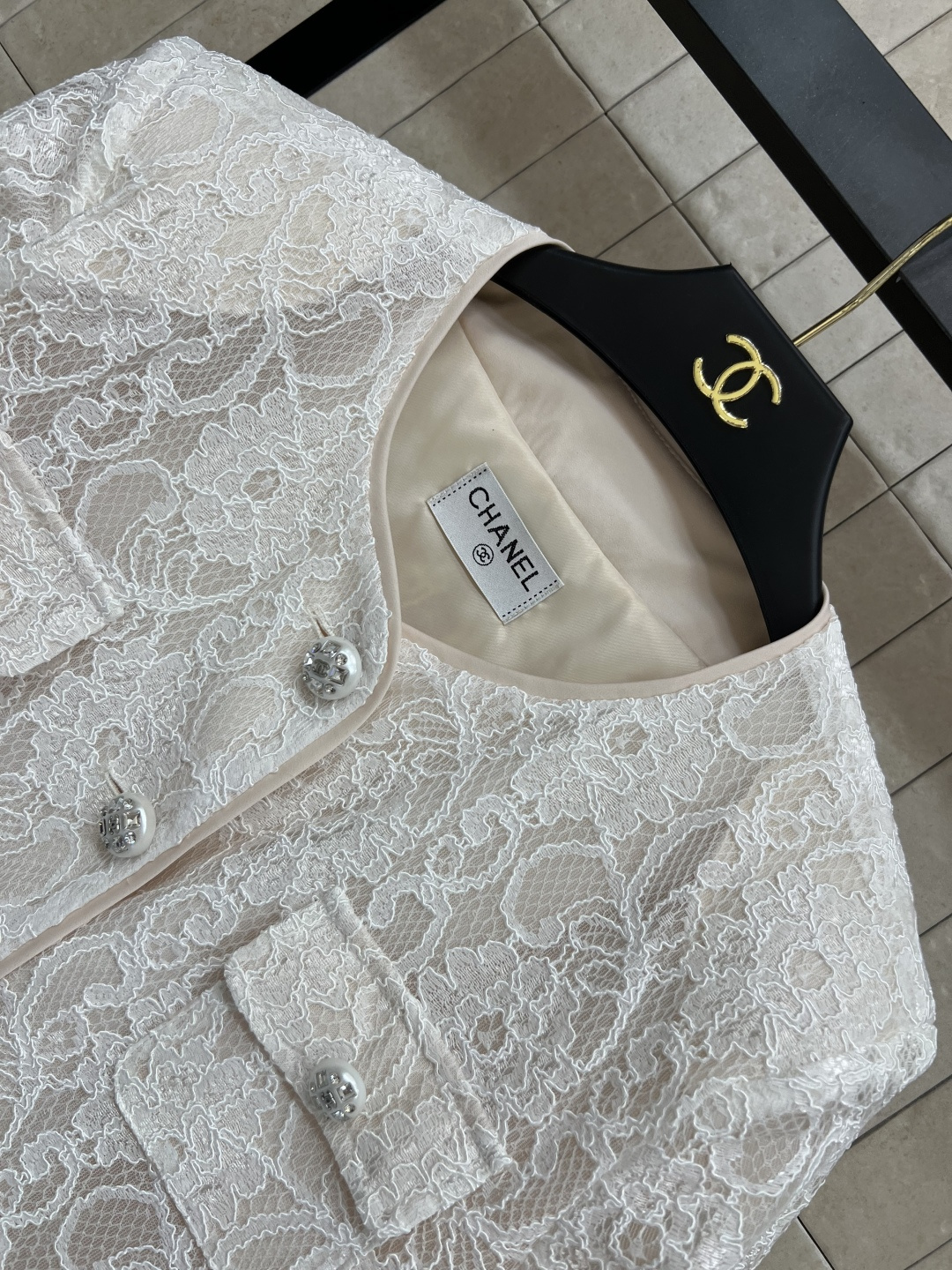 小香家 25早秋新款 蕾丝圆领外套  经典基础版型百搭不挑人  水钻纽扣点缀 多口袋美观实用  高级有质