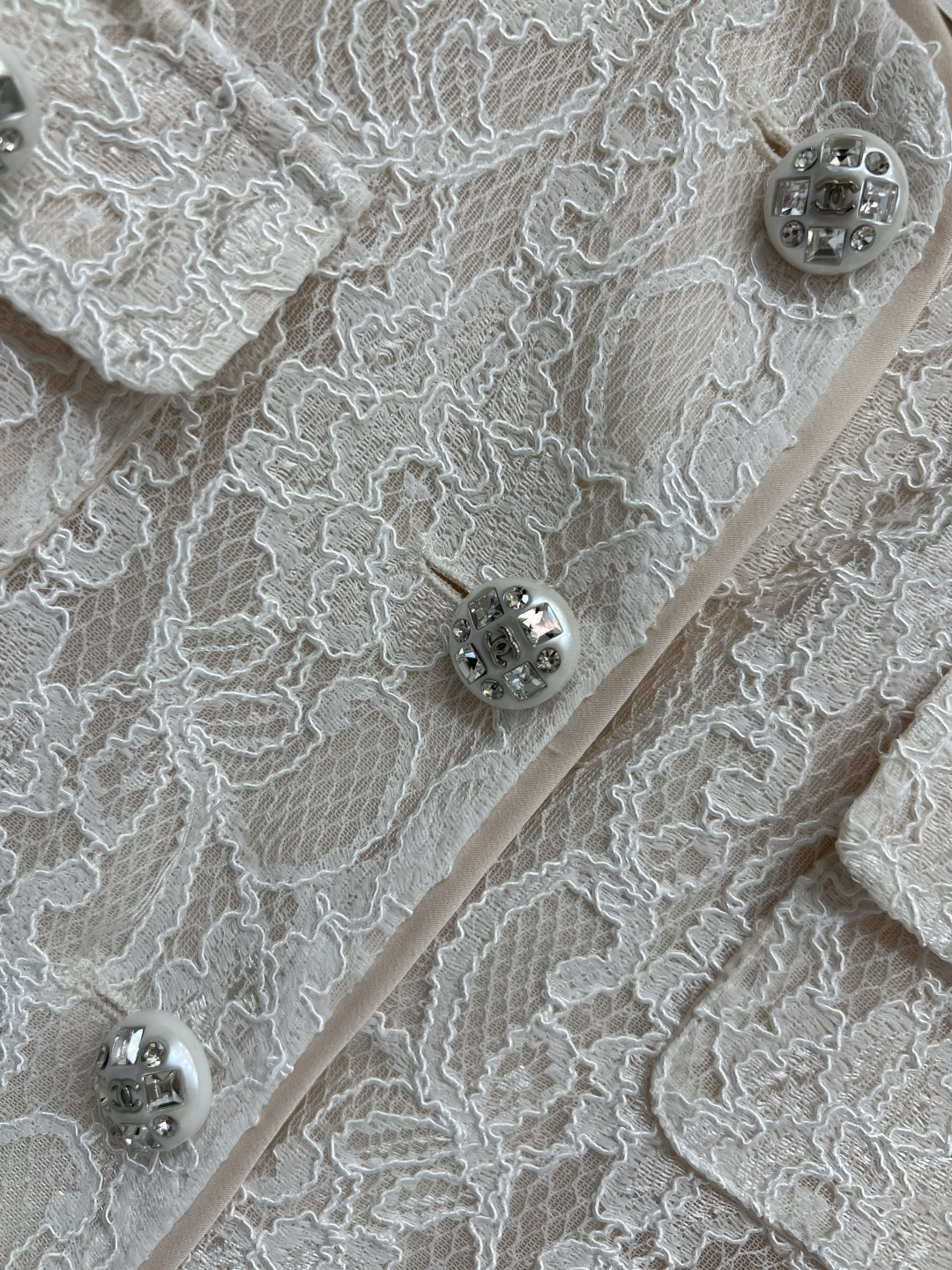 小香家 25早秋新款 蕾丝圆领外套  经典基础版型百搭不挑人  水钻纽扣点缀 多口袋美观实用  高级有质