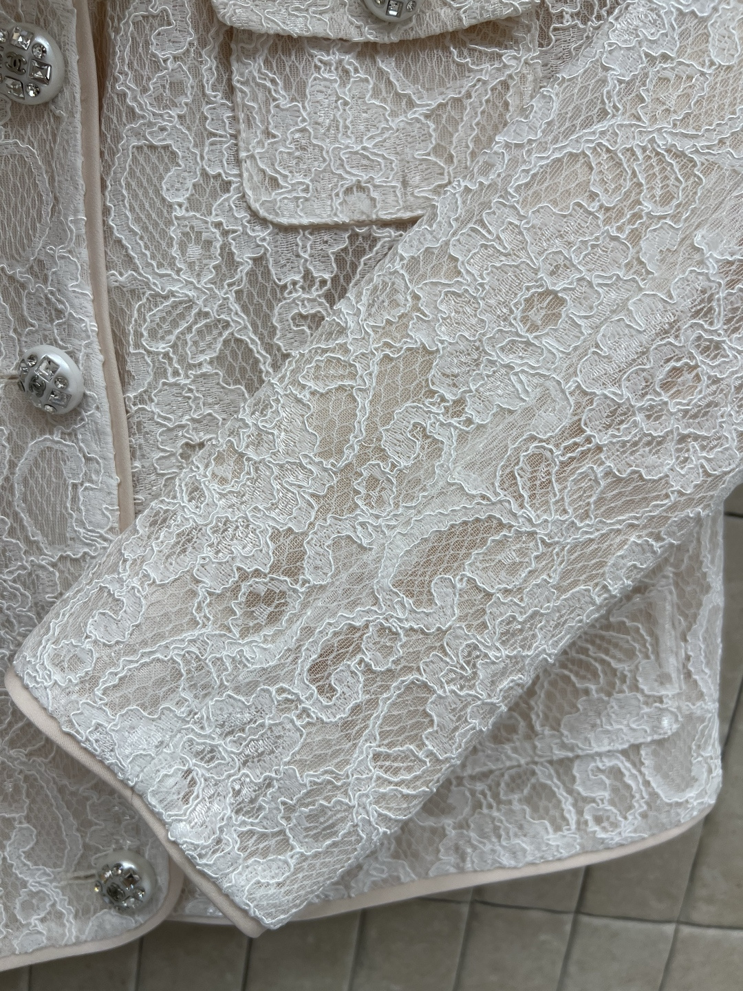 小香家 25早秋新款 蕾丝圆领外套  经典基础版型百搭不挑人  水钻纽扣点缀 多口袋美观实用  高级有质