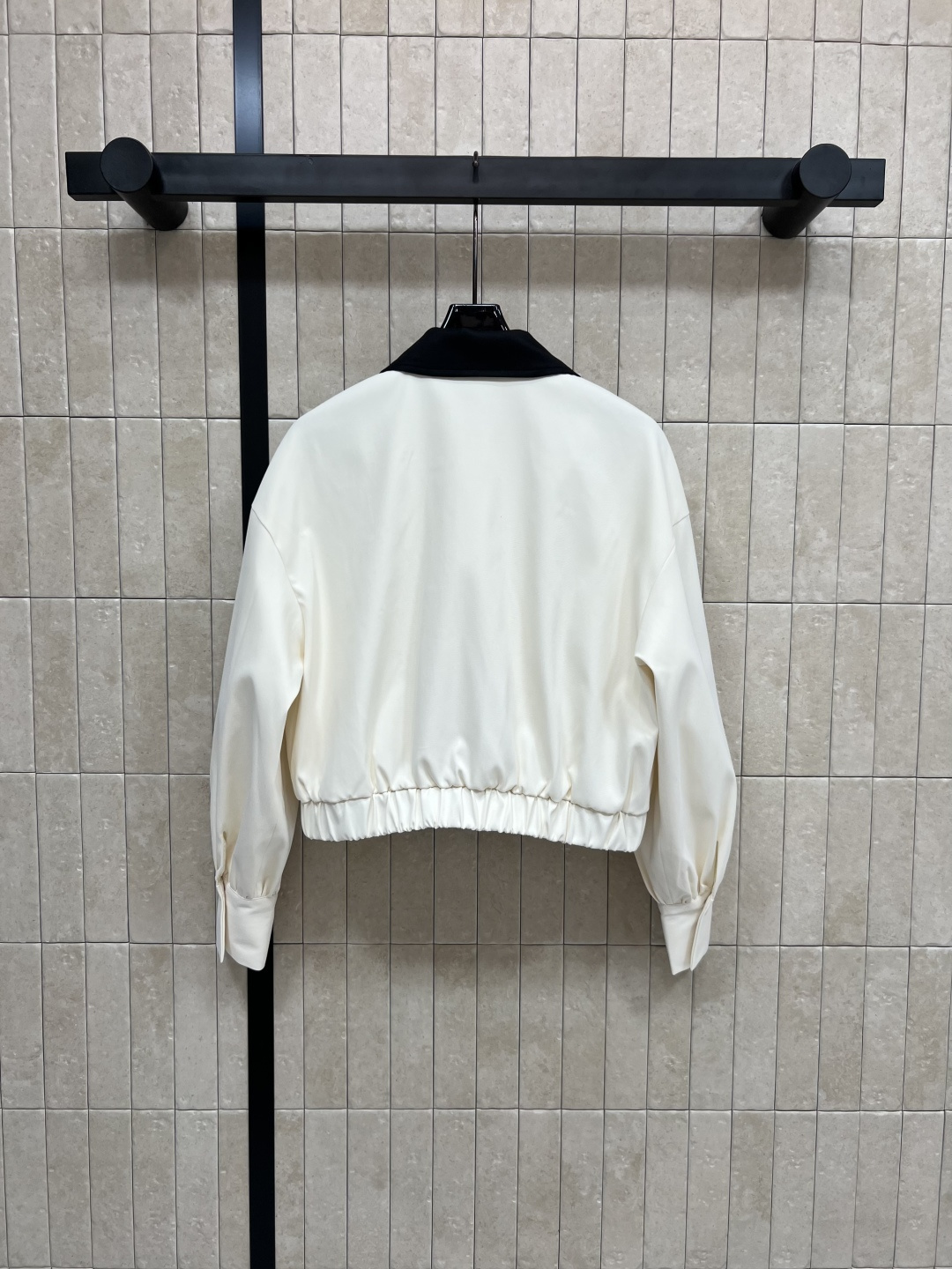 MIU家 25早秋新款 撞色翻领夹克外套 一穿就能出门的款 完全不用费心费力搭配 气质工装风酷帅有型 门