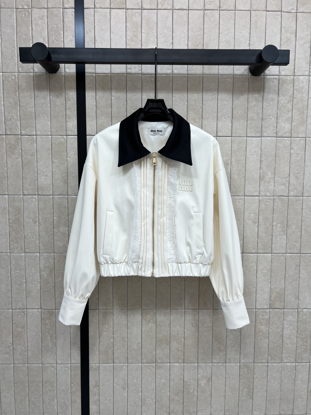 NO:465135,MIU Home 25 early autumn new style contrasting lapel jacket, a style that can go out as soon as you wear it, no need to worry about matching, temperamental workwear style cool and stylish, lace decoration with plackets full of high-end and fashionable texture, convenient and cool, casual and casual, short loose style, not picky for people, any figure is OK, one color three-code SML,,miumiu, jackets & coats, jackets & coats, alexander wang19860909MIU家 25早秋新款 撞色翻领夹克外套 一穿就能出门的款 完全不用费心费力搭配 气质工装风酷帅有型 门襟蕾丝花边装饰 满满的高级时髦质感 即方便又酷帅 随性休闲 短款宽松版型基础不挑人 任何身材都OK 一色三码SML,,miumiu,jackets & coats,jackets & coats,alexander wang,Women's clothing