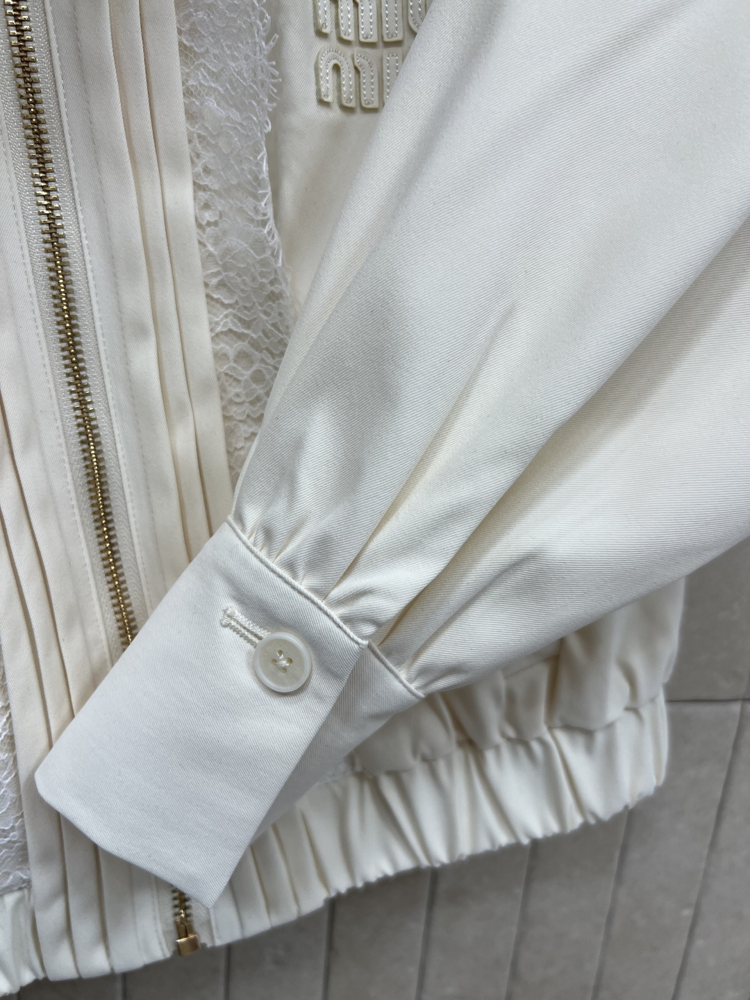 MIU家 25早秋新款 撞色翻领夹克外套 一穿就能出门的款 完全不用费心费力搭配 气质工装风酷帅有型 门