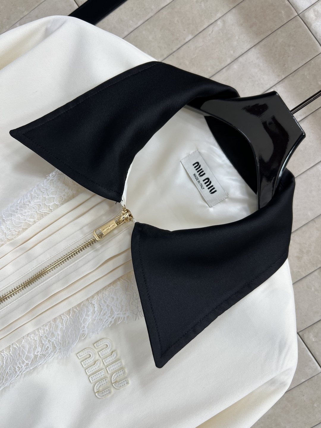 MIU家 25早秋新款 撞色翻领夹克外套 一穿就能出门的款 完全不用费心费力搭配 气质工装风酷帅有型 门