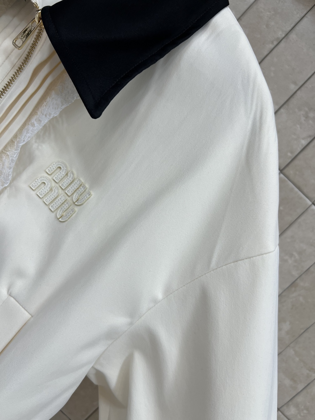 MIU家 25早秋新款 撞色翻领夹克外套 一穿就能出门的款 完全不用费心费力搭配 气质工装风酷帅有型 门