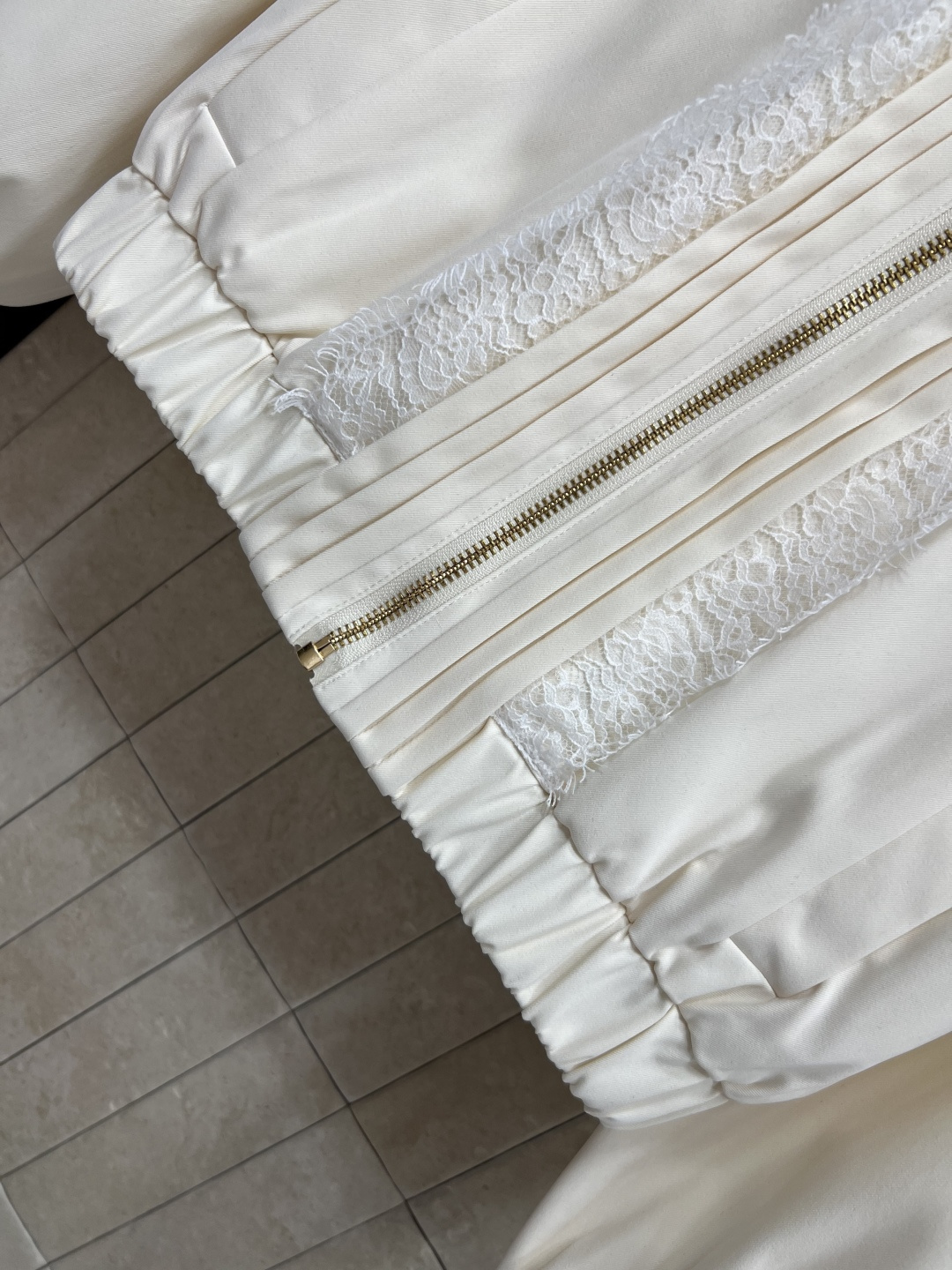 MIU家 25早秋新款 撞色翻领夹克外套 一穿就能出门的款 完全不用费心费力搭配 气质工装风酷帅有型 门