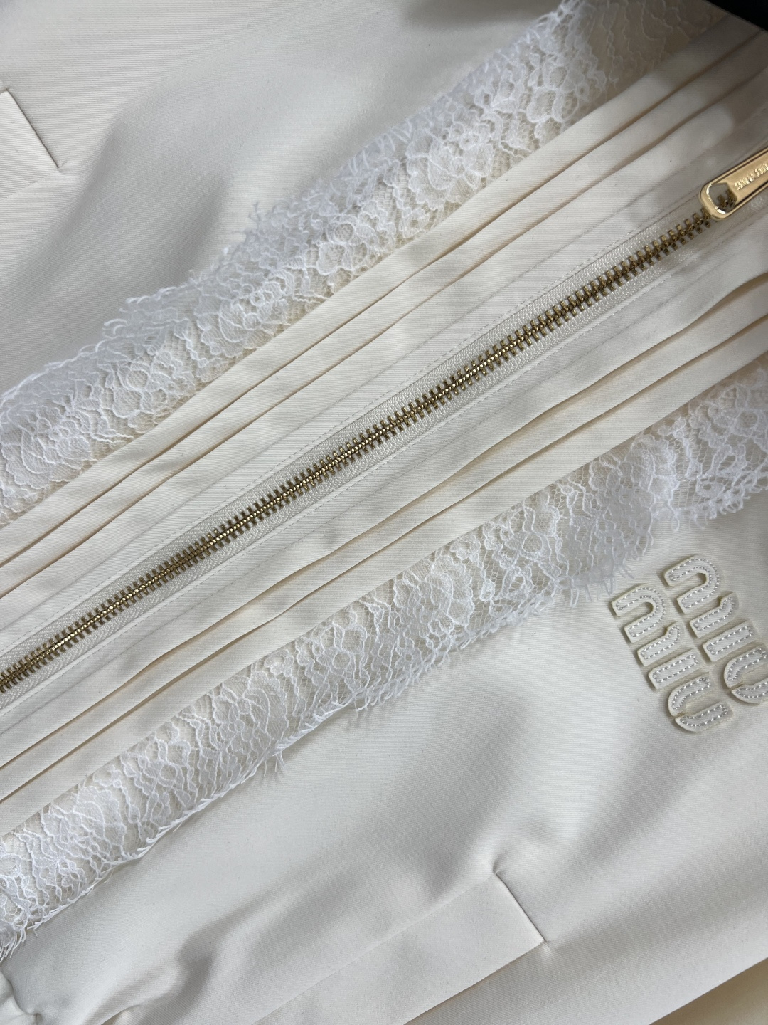 MIU家 25早秋新款 撞色翻领夹克外套 一穿就能出门的款 完全不用费心费力搭配 气质工装风酷帅有型 门