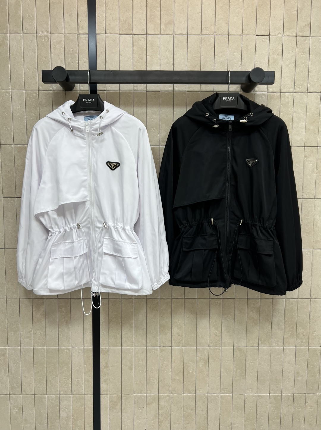 NO:465197,PD Home 25 early autumn new style, triangle hooded zipper waist jacket, high street fashionable basic items embellishment details, daily and classic style, very versatile, super young girl's style, classic inverted triangle logo embellishment, drawstring waist design, classic upper body, not picky, slim and versatile, cool and fashionable, daily get retro charming tone online, two colors and three codes Size/S-M-L,,dior, jackets & coats, jackets & coats,hats,alexander wang19860909PD家 25早秋新款 三角标连帽拉链收腰夹克外套 高街时髦基础单品上点缀细节 日常又经典的款式 非常百搭 超级青春少女的样式经典倒三角标Logo点缀 抽绳收腰设计 上身经典不挑人显瘦又百搭 酷帅时髦感兼顾 日常get复古迷人腔调在线 两色三码Size/S-M-L,,dior,jackets & coats,jackets & coats,hats,alexander wang,Women's clothing