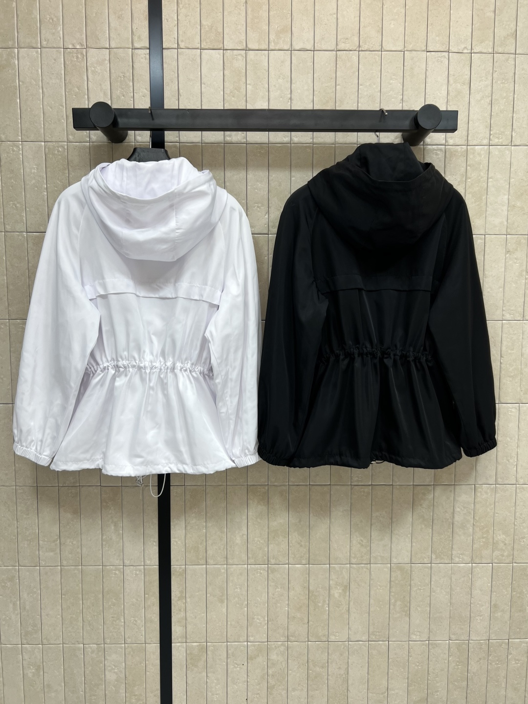 PD家 25早秋新款 三角标连帽拉链收腰夹克外套 高街时髦基础单品上点缀细节 日常又经典的款式 非常百搭