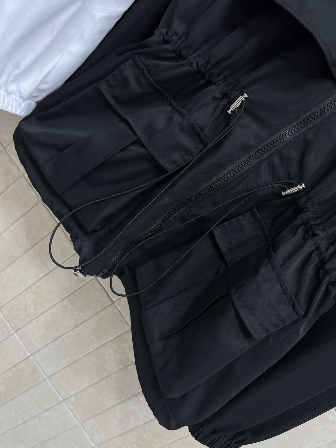 PD家 25早秋新款 三角标连帽拉链收腰夹克外套 高街时髦基础单品上点缀细节 日常又经典的款式 非常百搭