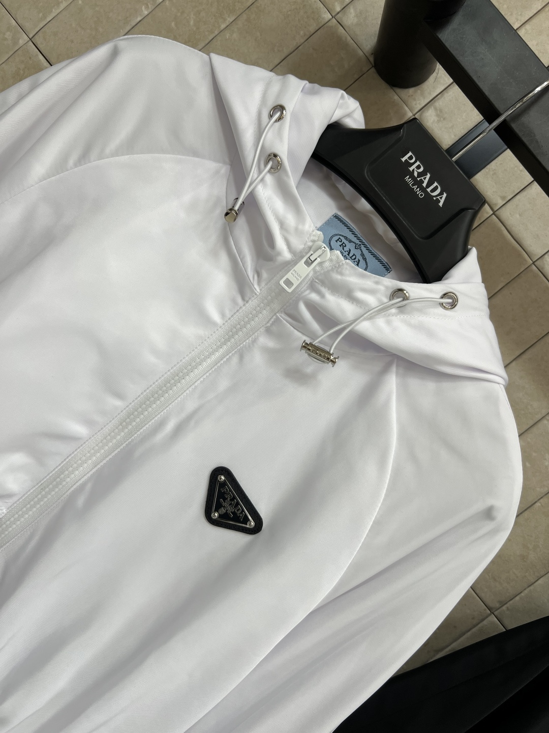 PD家 25早秋新款 三角标连帽拉链收腰夹克外套 高街时髦基础单品上点缀细节 日常又经典的款式 非常百搭