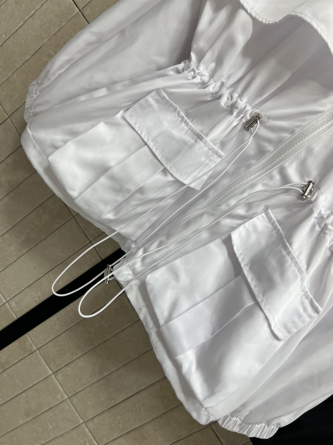 PD家 25早秋新款 三角标连帽拉链收腰夹克外套 高街时髦基础单品上点缀细节 日常又经典的款式 非常百搭