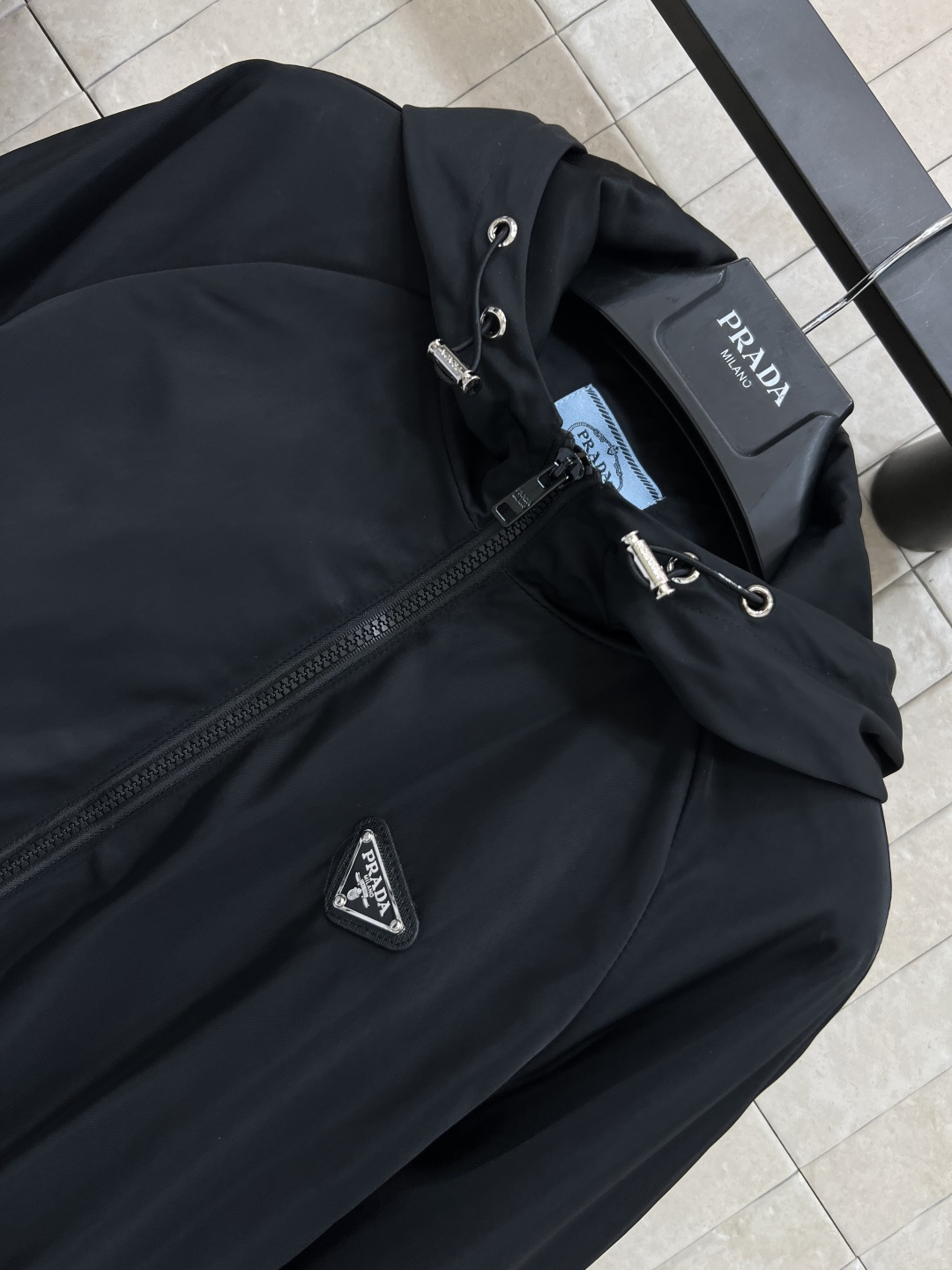 PD家 25早秋新款 三角标连帽拉链收腰夹克外套 高街时髦基础单品上点缀细节 日常又经典的款式 非常百搭