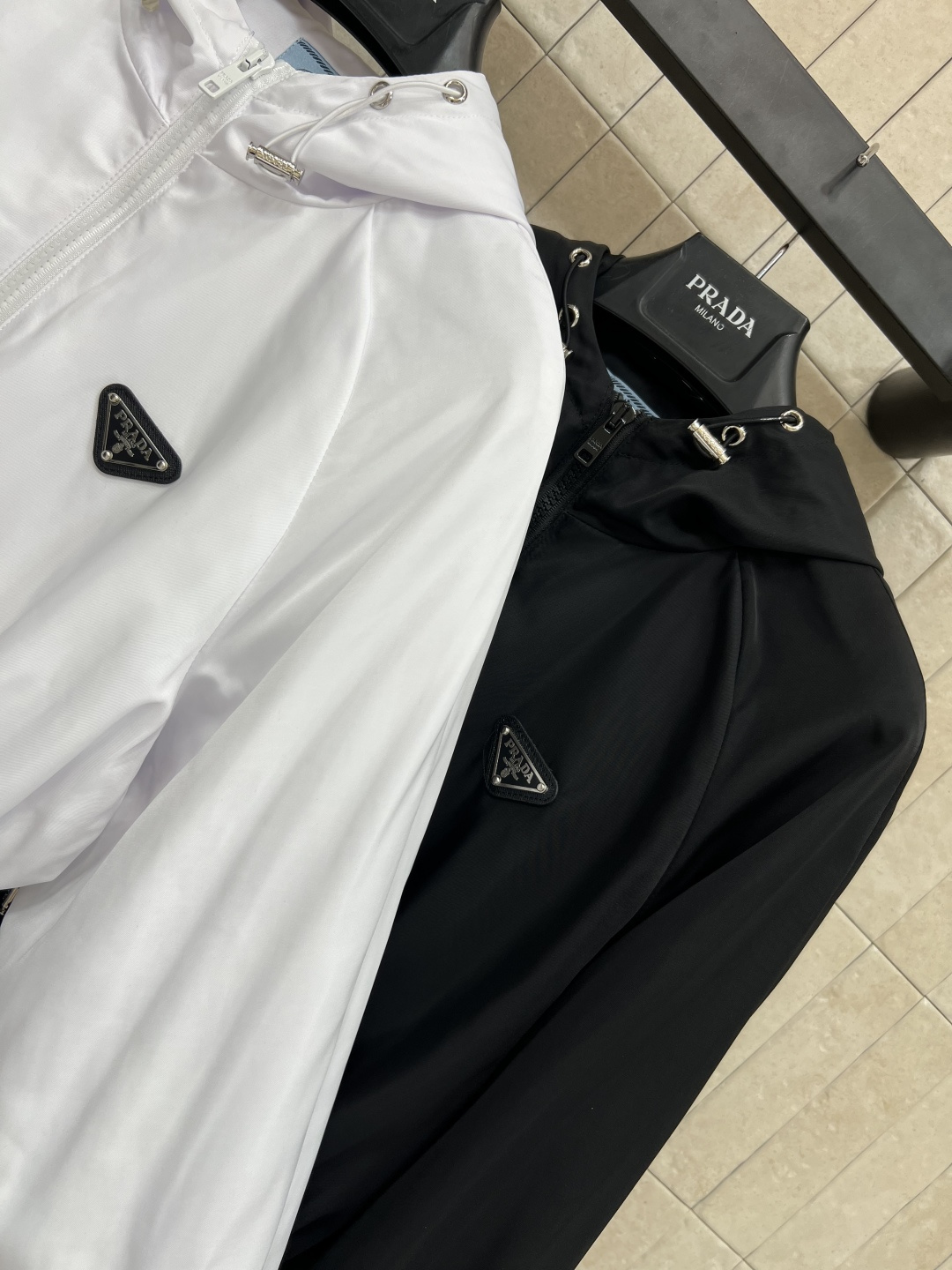 PD家 25早秋新款 三角标连帽拉链收腰夹克外套 高街时髦基础单品上点缀细节 日常又经典的款式 非常百搭