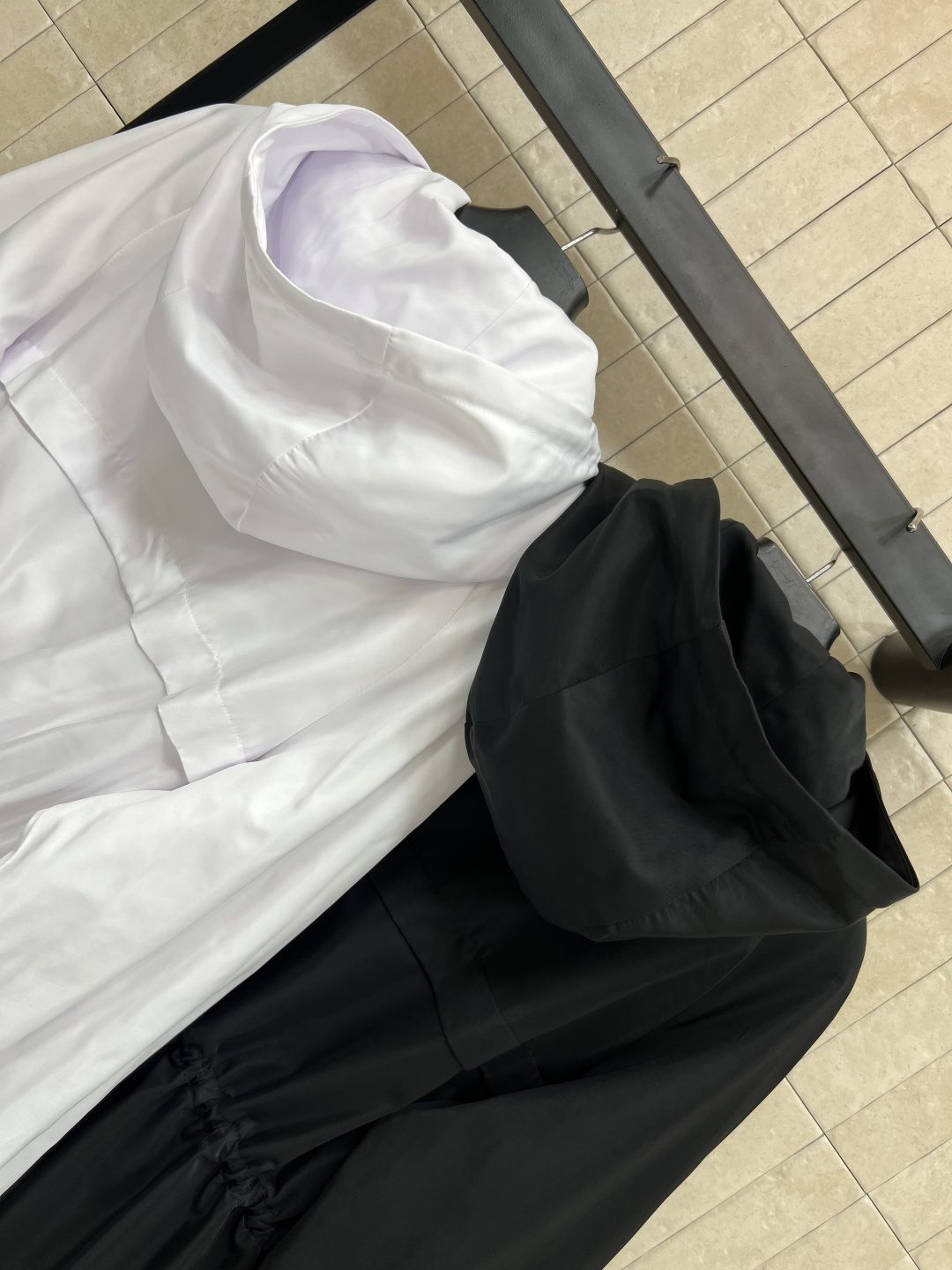 PD家 25早秋新款 三角标连帽拉链收腰夹克外套 高街时髦基础单品上点缀细节 日常又经典的款式 非常百搭