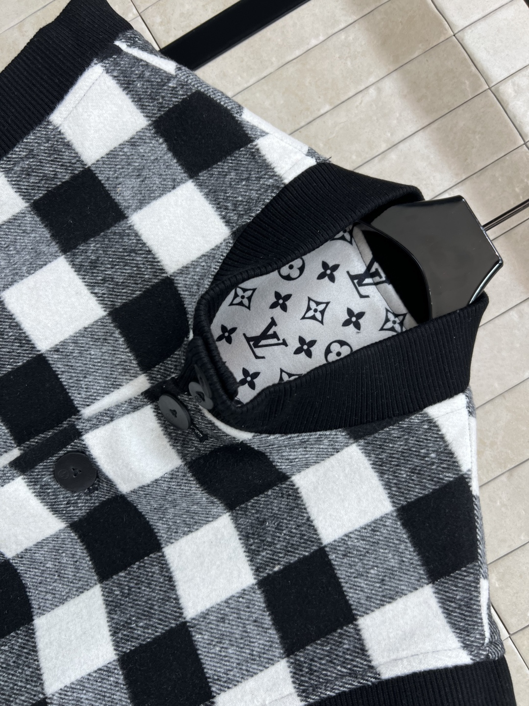 L家 25早秋新款 棋盘格套装 立领背心马甲+高腰短裙 黑白灰棋盘格撞色元素图案 上身高级又时髦 撞色罗