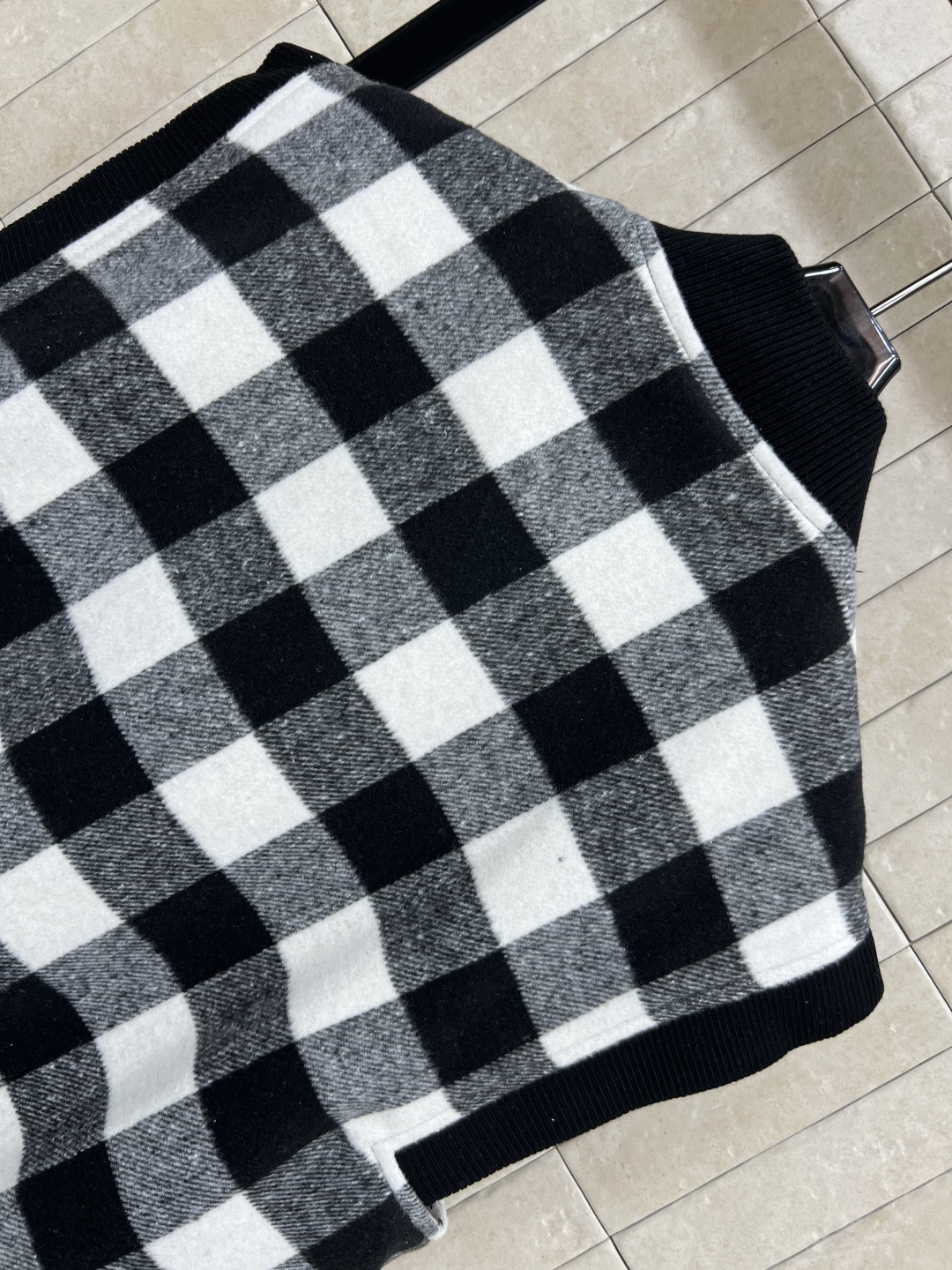 L家 25早秋新款 棋盘格套装 立领背心马甲+高腰短裙 黑白灰棋盘格撞色元素图案 上身高级又时髦 撞色罗