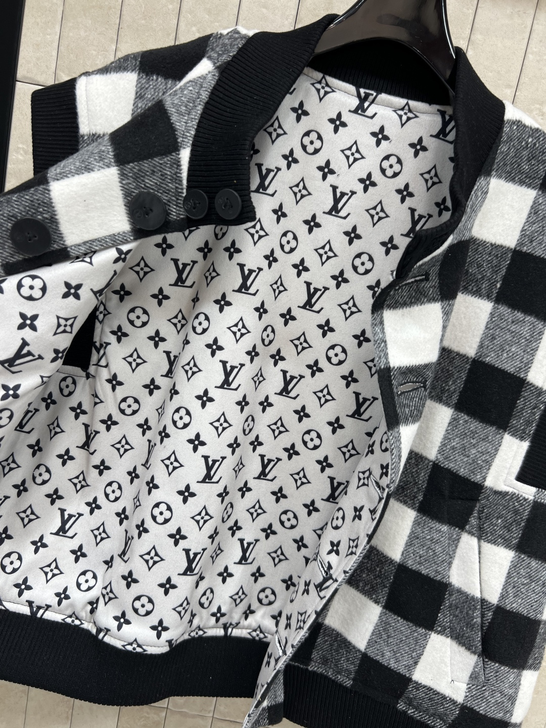 L家 25早秋新款 棋盘格套装 立领背心马甲+高腰短裙 黑白灰棋盘格撞色元素图案 上身高级又时髦 撞色罗