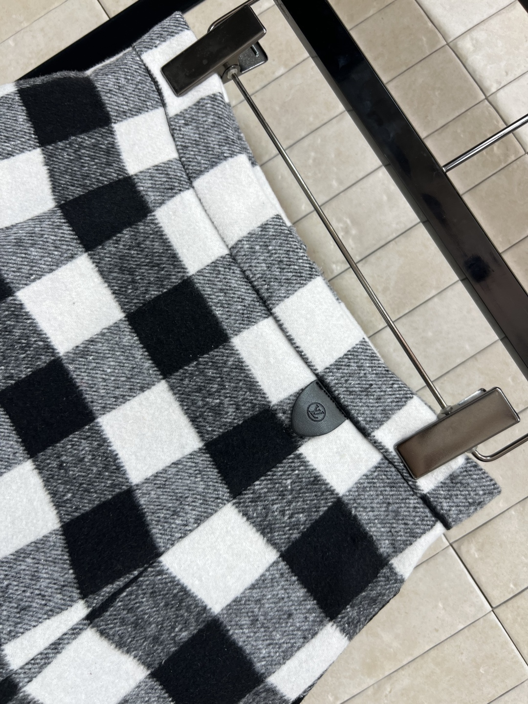 L家 25早秋新款 棋盘格套装 立领背心马甲+高腰短裙 黑白灰棋盘格撞色元素图案 上身高级又时髦 撞色罗