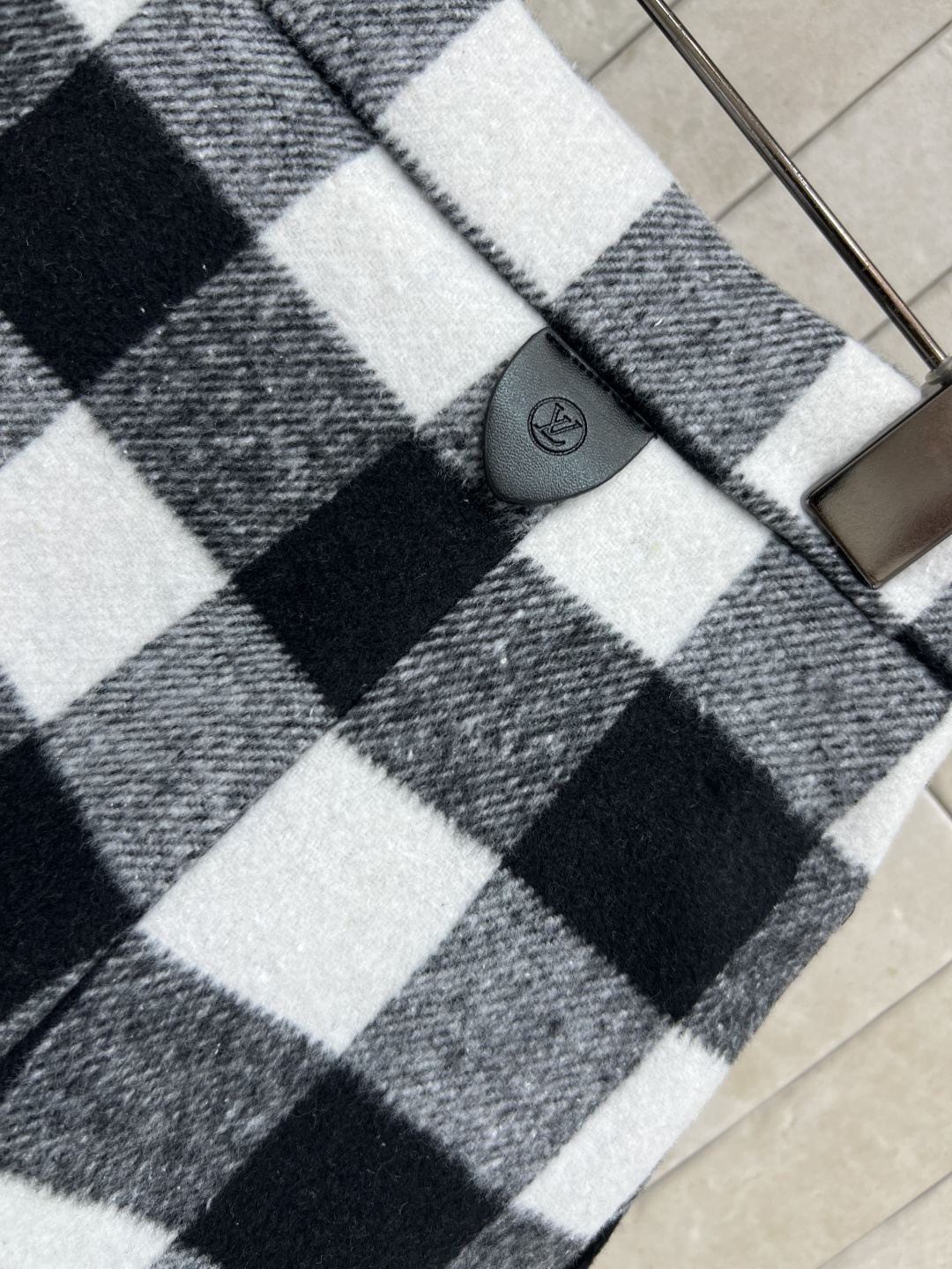 L家 25早秋新款 棋盘格套装 立领背心马甲+高腰短裙 黑白灰棋盘格撞色元素图案 上身高级又时髦 撞色罗