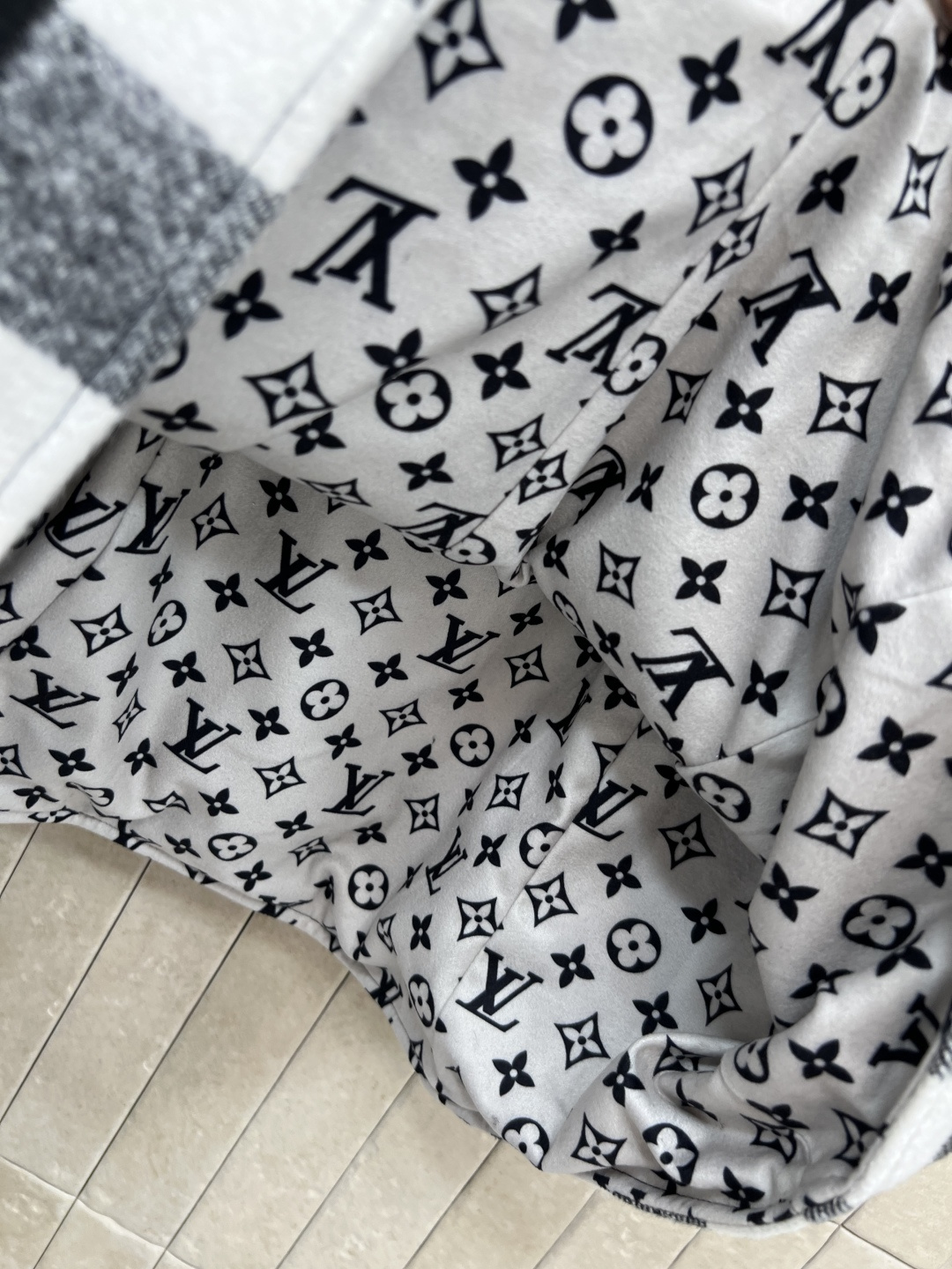 L家 25早秋新款 棋盘格套装 立领背心马甲+高腰短裙 黑白灰棋盘格撞色元素图案 上身高级又时髦 撞色罗