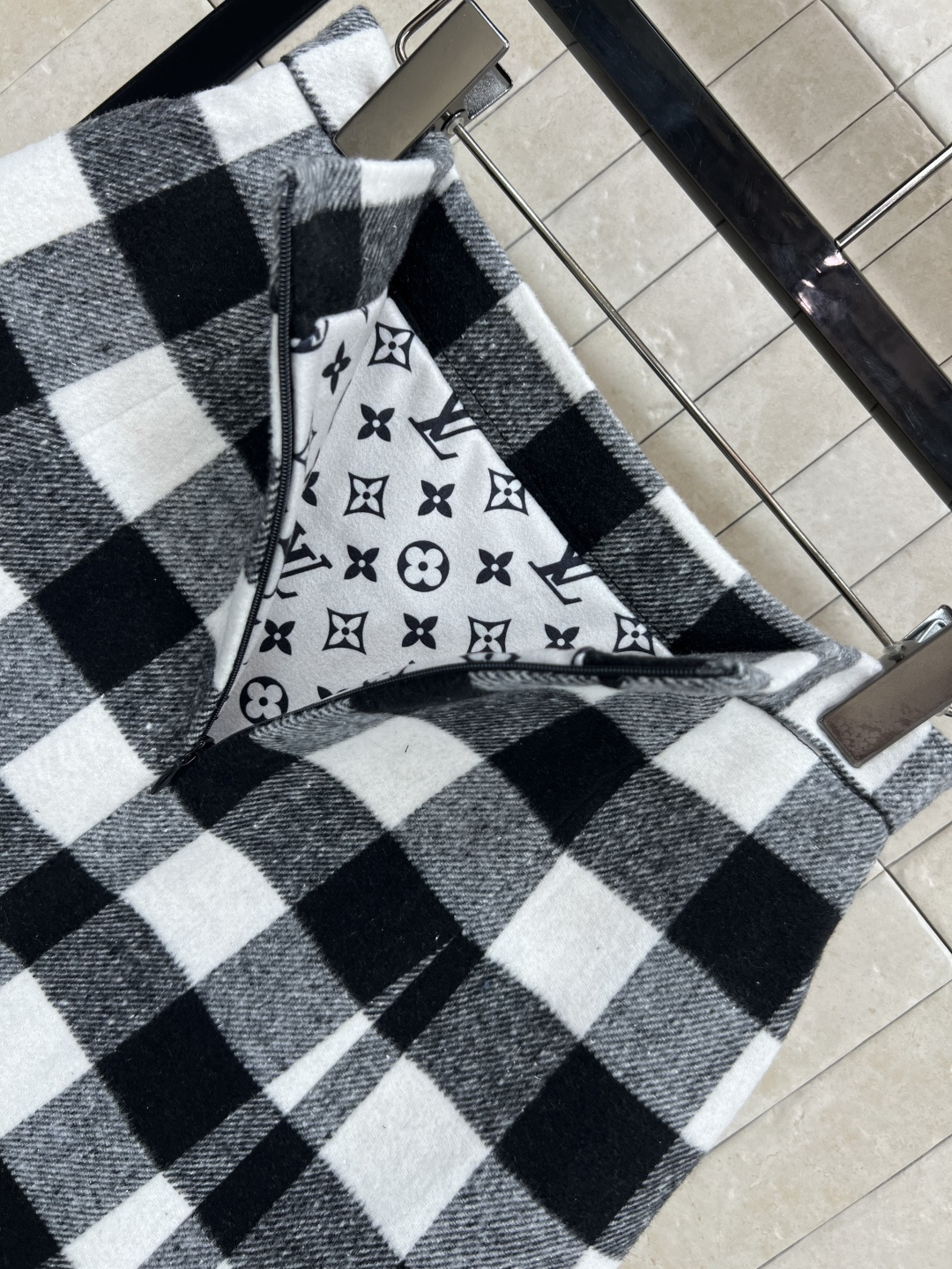 L家 25早秋新款 棋盘格套装 立领背心马甲+高腰短裙 黑白灰棋盘格撞色元素图案 上身高级又时髦 撞色罗