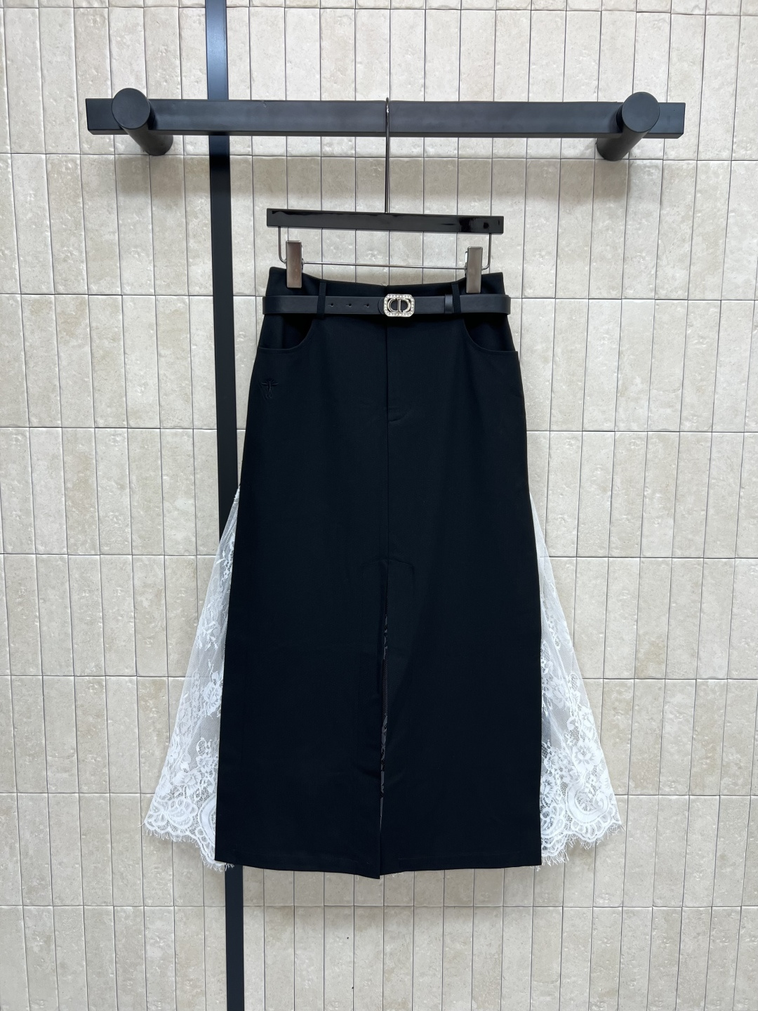 NO:466950,D Home 25 early autumn new style, belt decorative spliced ​​lace skirt, which shows long legs, high waist A-shaped style, easily embellish the waist and hips well, slit spliced ​​lace design on both sides, exquisite and elegant, looks good with shirt base, and is also good with a suit jacket. Two-color three-code Size/36-38-40,,dior, skirts, jackets & coats,shirts, business suit,alexander wang19860909D家 25早秋新款 腰带装饰拼接蕾丝半裙 妥妥的显腿长 高腰A字版型 轻松将腰部和臀部修饰的很好 两侧开叉拼接蕾丝设计 精致优雅 搭配衬衫打底都很好看 搭配西装外套也不错 两色三码Size/36-38-40,,dior,skirts,jackets & coats,shirts,business suit,alexander wang,Women's clothing