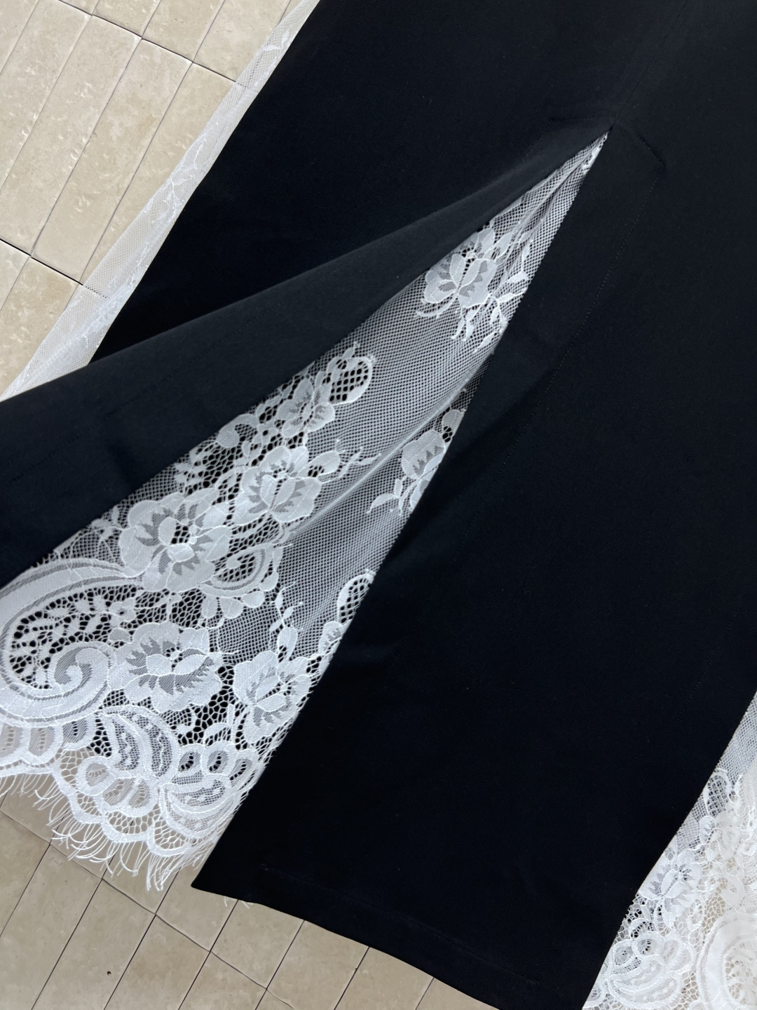 D家 25早秋新款 腰带装饰拼接蕾丝半裙 妥妥的显腿长 高腰A字版型 轻松将腰部和臀部修饰的很好 两侧开