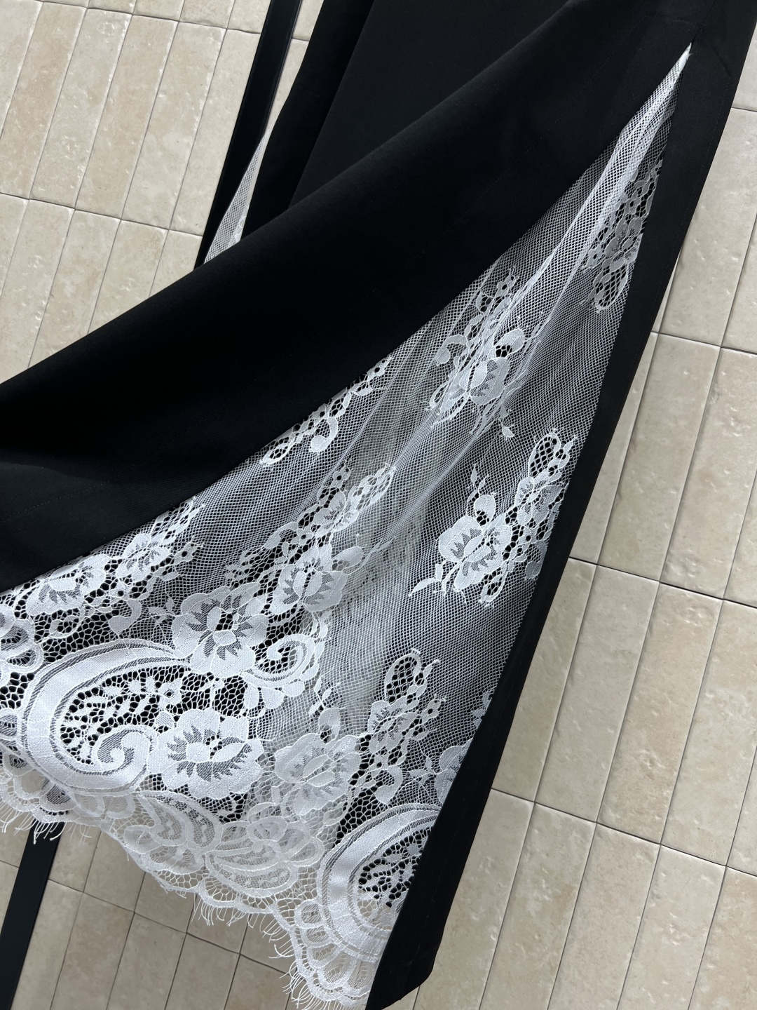 D家 25早秋新款 腰带装饰拼接蕾丝半裙 妥妥的显腿长 高腰A字版型 轻松将腰部和臀部修饰的很好 两侧开