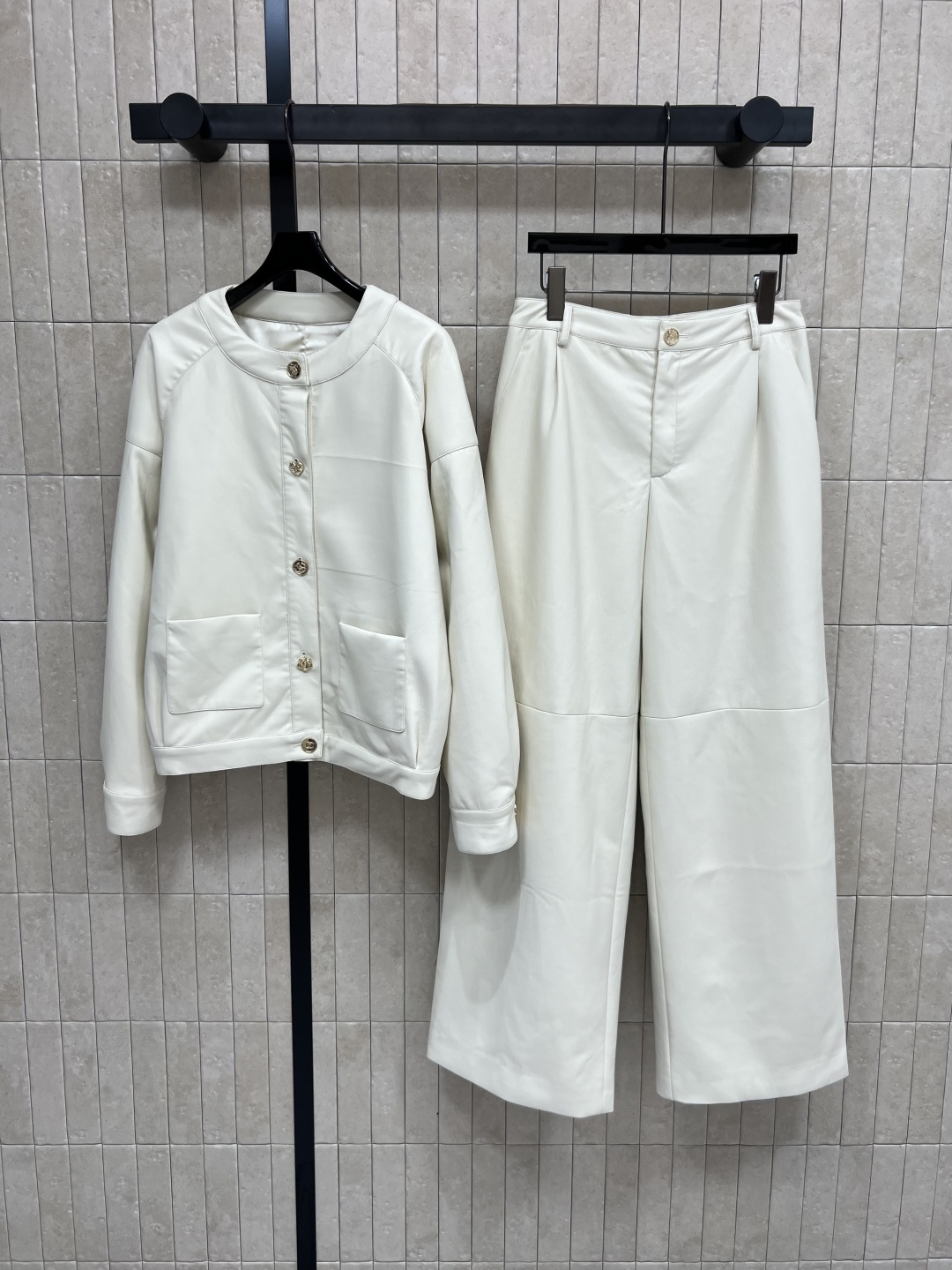 NO:466922,Jacket trousers Xiaoxiangjia 25 early autumn new leather fashionable suit Round-neck jacket + high-waist wide-leg pants The inner is classic camellia pattern Custom leather fabric A set of top body can be sweet and cool, fashionable and stylish Customized belt matching One color three-code Size/S-M-L,,chanel, jackets & coats, jackets & coats, alexander wang19860909外套长裤小香家25早秋新款 皮革时髦套装 圆领夹克外套+高腰阔腿裤 内里是经典山茶花图案 定制皮革面料 一套上身可甜可酷 时髦感妥妥的 定制的腰带搭配 一色三码 Size/S-M-L,,chanel,jackets & coats,jackets & coats,alexander wang,Women's clothing