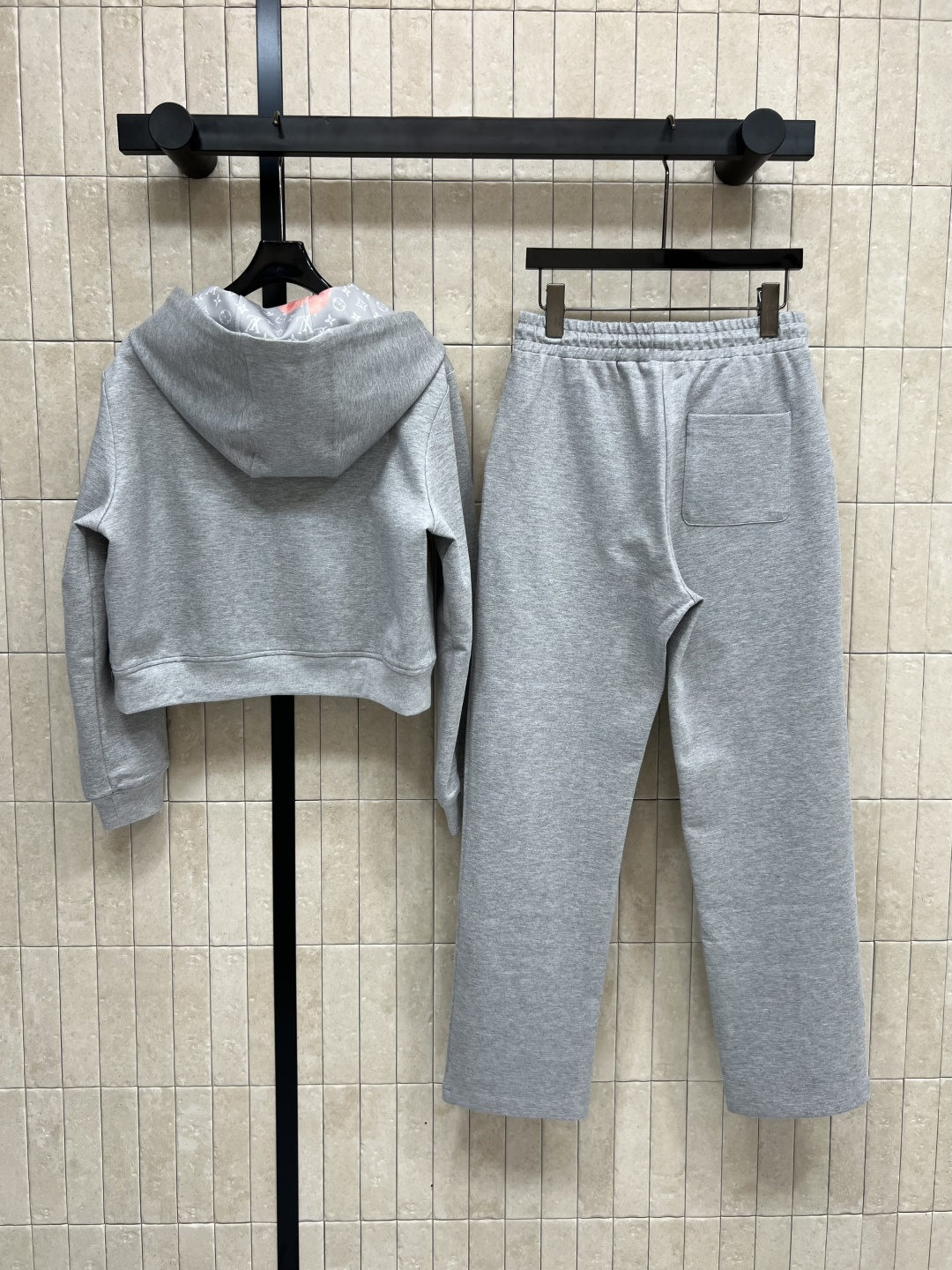 L家 25早秋新款 双面穿连帽双面穿卫衣+高腰休闲卫裤 连帽版型青春减龄 一面经典老花邮票图案  另一面