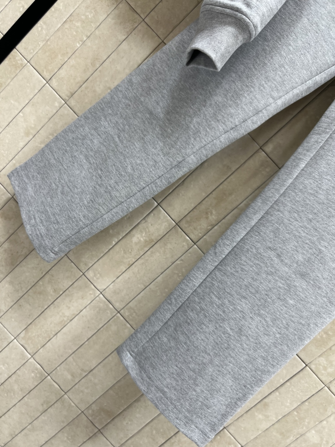 L家 25早秋新款 双面穿连帽双面穿卫衣+高腰休闲卫裤 连帽版型青春减龄 一面经典老花邮票图案  另一面