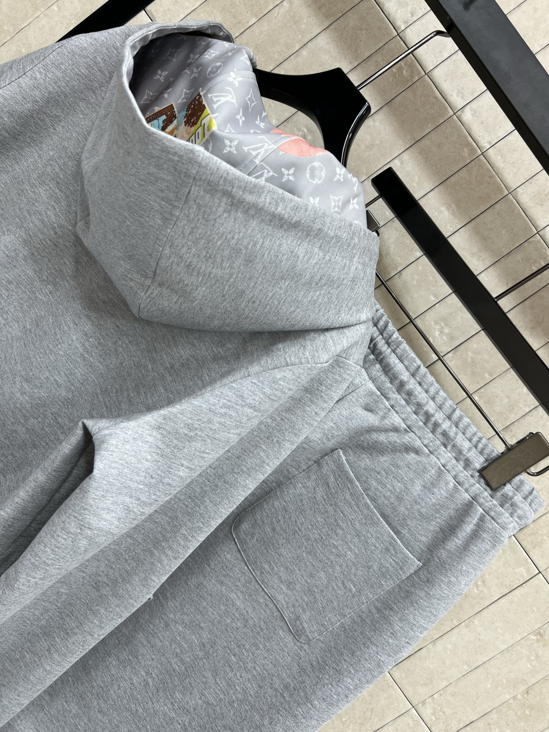 L家 25早秋新款 双面穿连帽双面穿卫衣+高腰休闲卫裤 连帽版型青春减龄 一面经典老花邮票图案  另一面