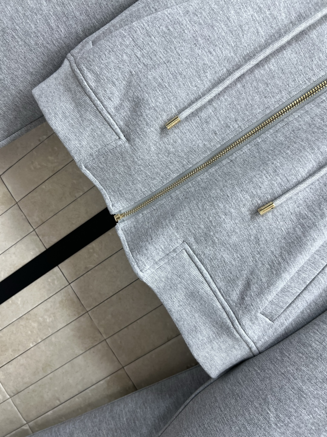 L家 25早秋新款 双面穿连帽双面穿卫衣+高腰休闲卫裤 连帽版型青春减龄 一面经典老花邮票图案  另一面