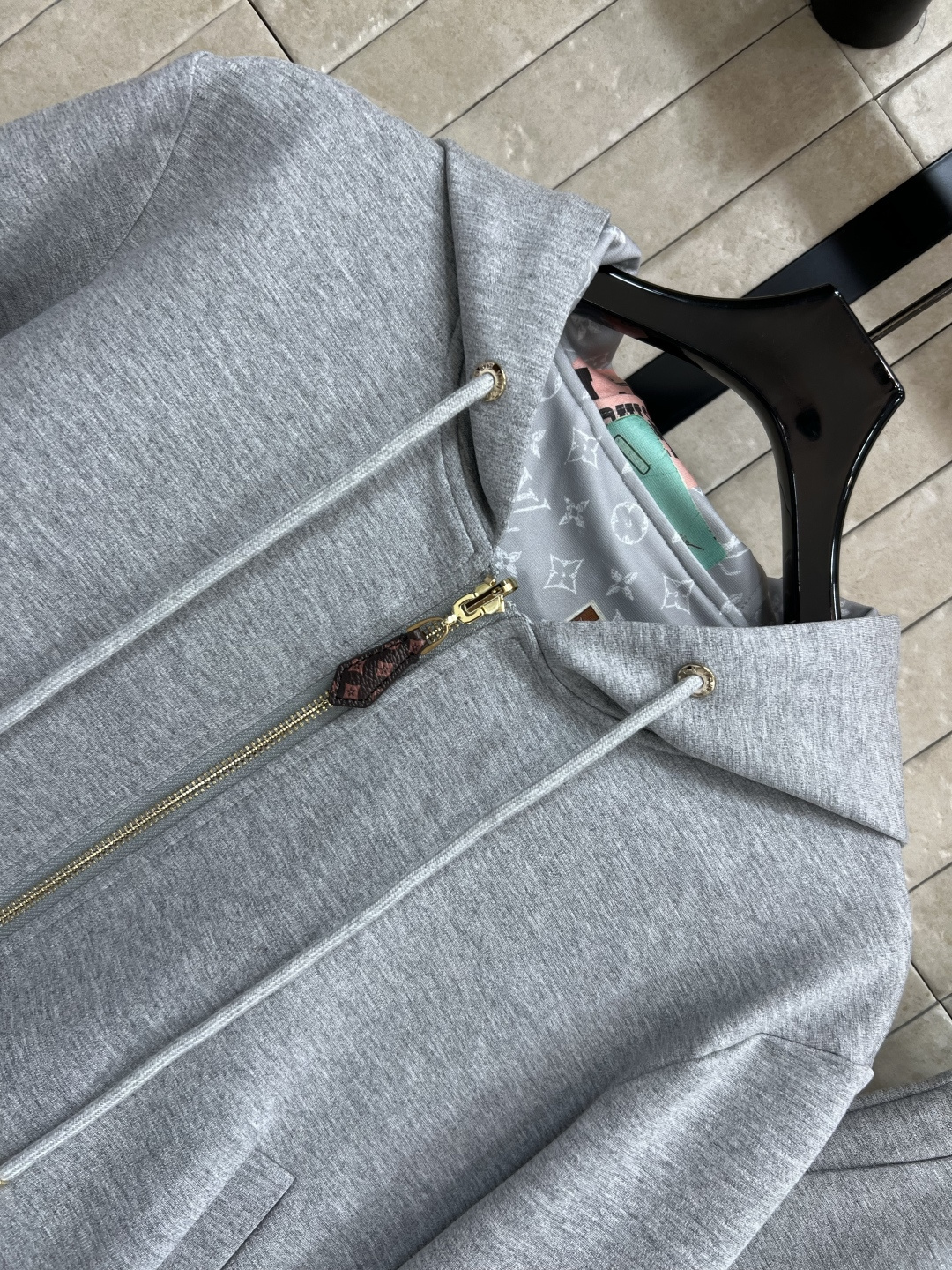 L家 25早秋新款 双面穿连帽双面穿卫衣+高腰休闲卫裤 连帽版型青春减龄 一面经典老花邮票图案  另一面