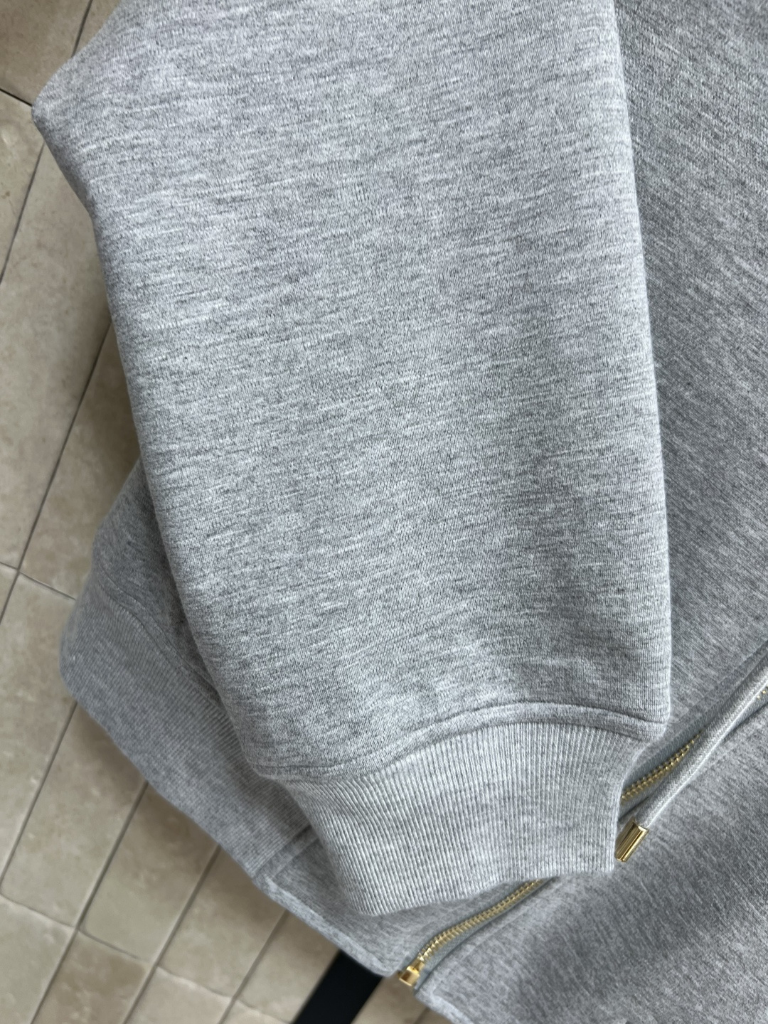 L家 25早秋新款 双面穿连帽双面穿卫衣+高腰休闲卫裤 连帽版型青春减龄 一面经典老花邮票图案  另一面