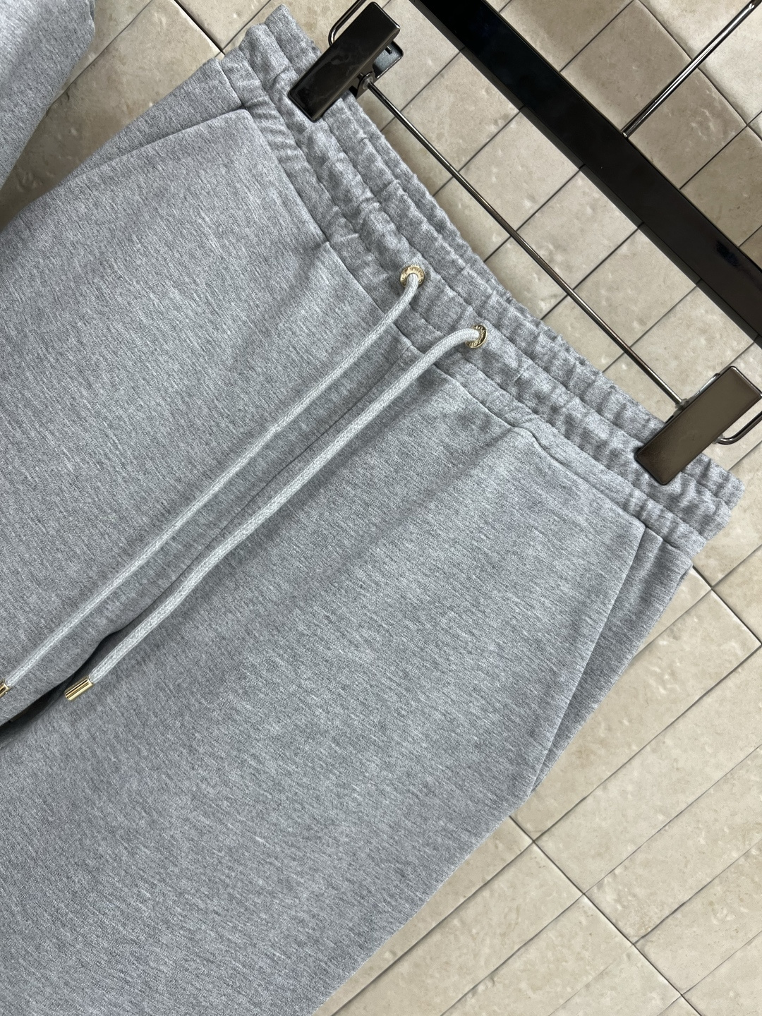 L家 25早秋新款 双面穿连帽双面穿卫衣+高腰休闲卫裤 连帽版型青春减龄 一面经典老花邮票图案  另一面