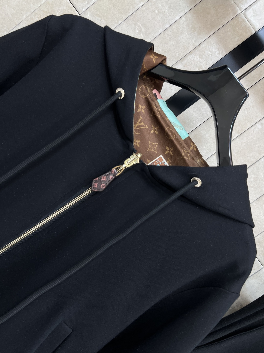 L家 25早秋新款 双面穿连帽双面穿卫衣+高腰休闲卫裤 连帽版型青春减龄 一面经典老花邮票图案  另一面