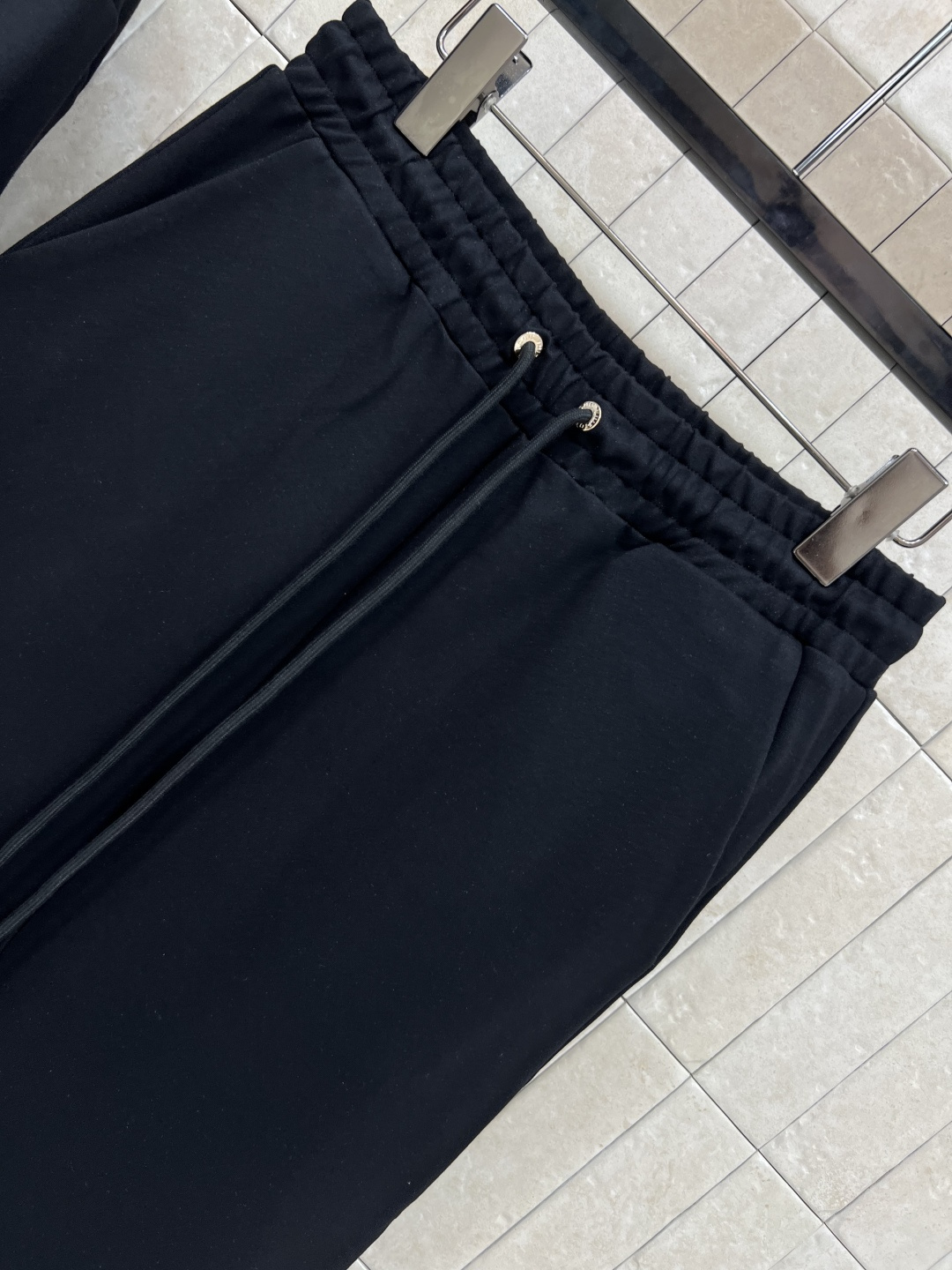 L家 25早秋新款 双面穿连帽双面穿卫衣+高腰休闲卫裤 连帽版型青春减龄 一面经典老花邮票图案  另一面